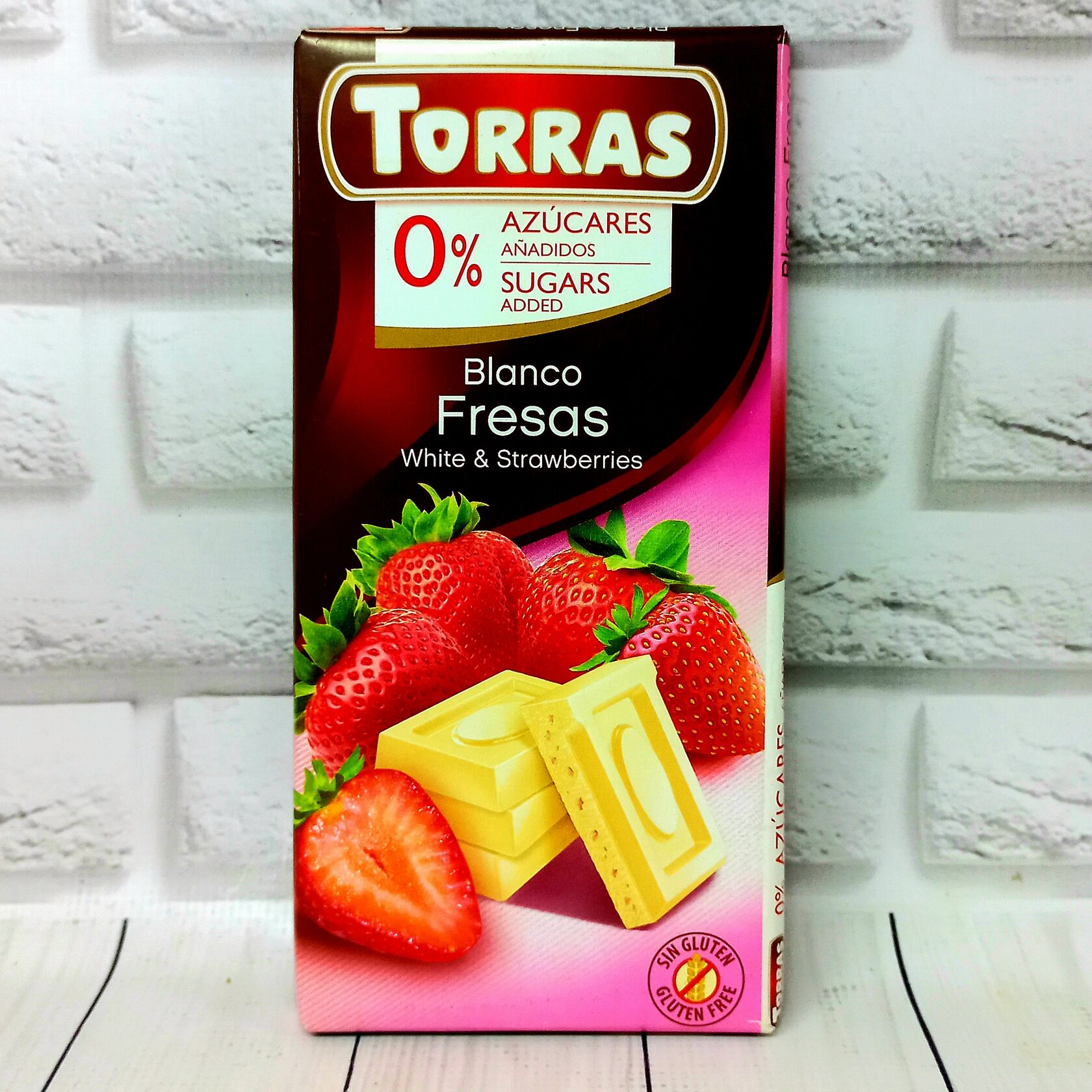 Шоколад Torras білий (з полуницею)