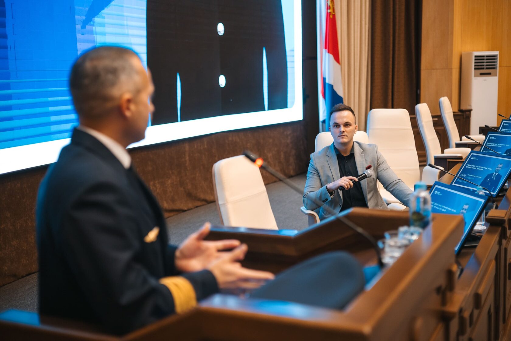 Ведущий делового события Евгений Токарь