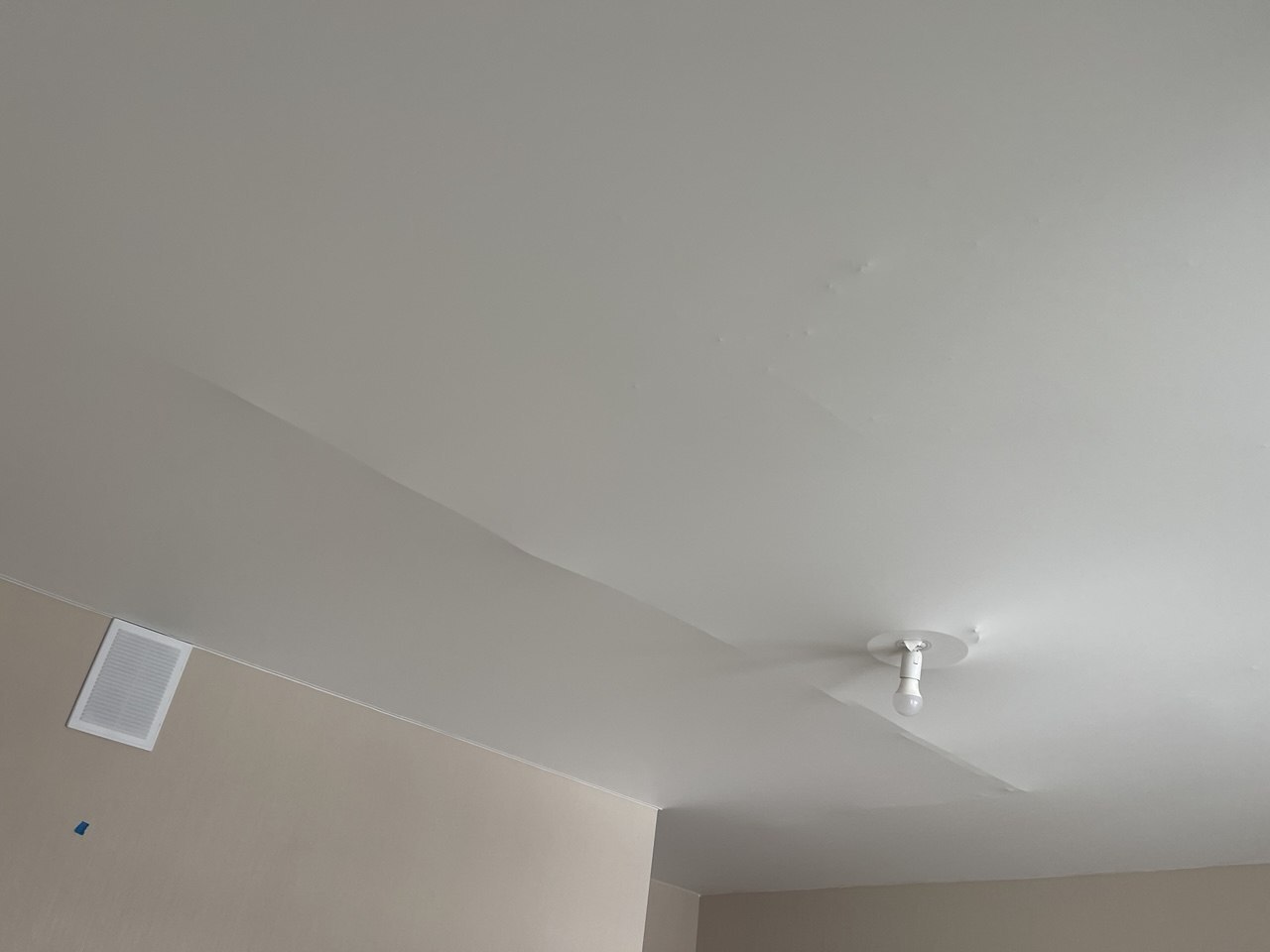 Полотно натяжного потолка втягивается при открытом окне