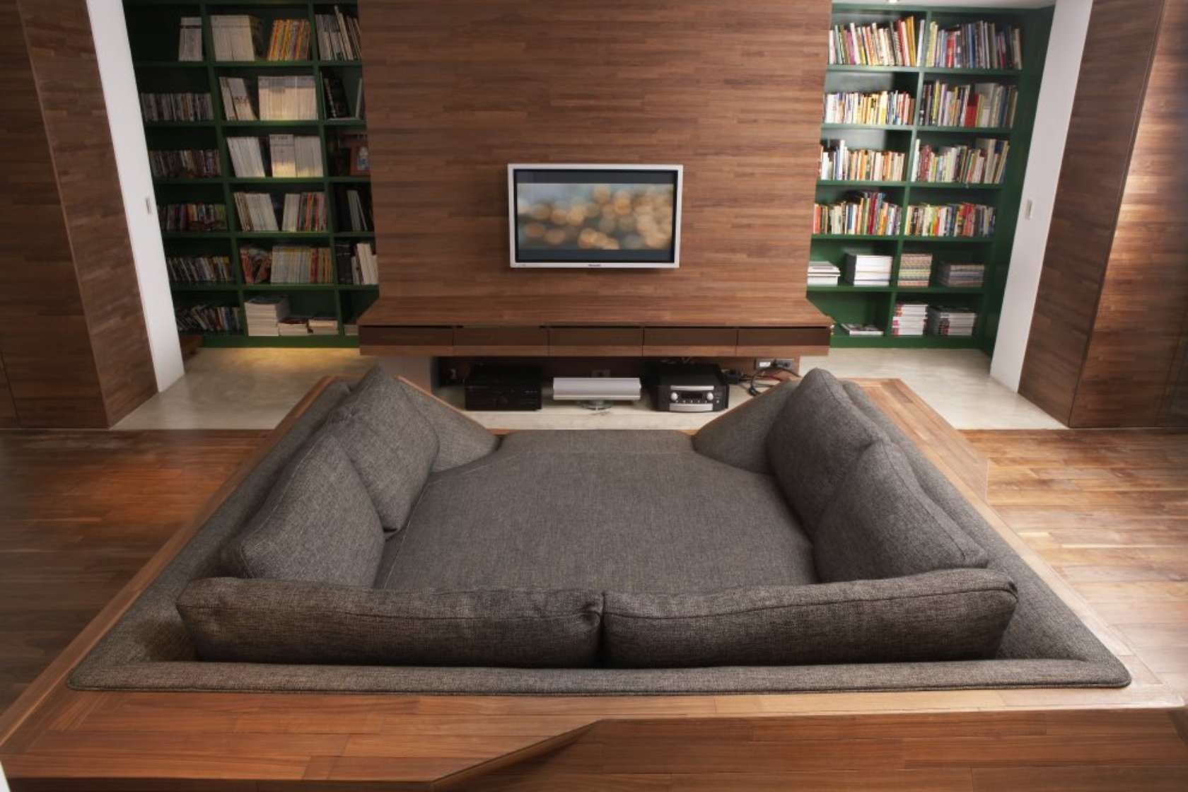 Кровать в гостиной вместо дивана