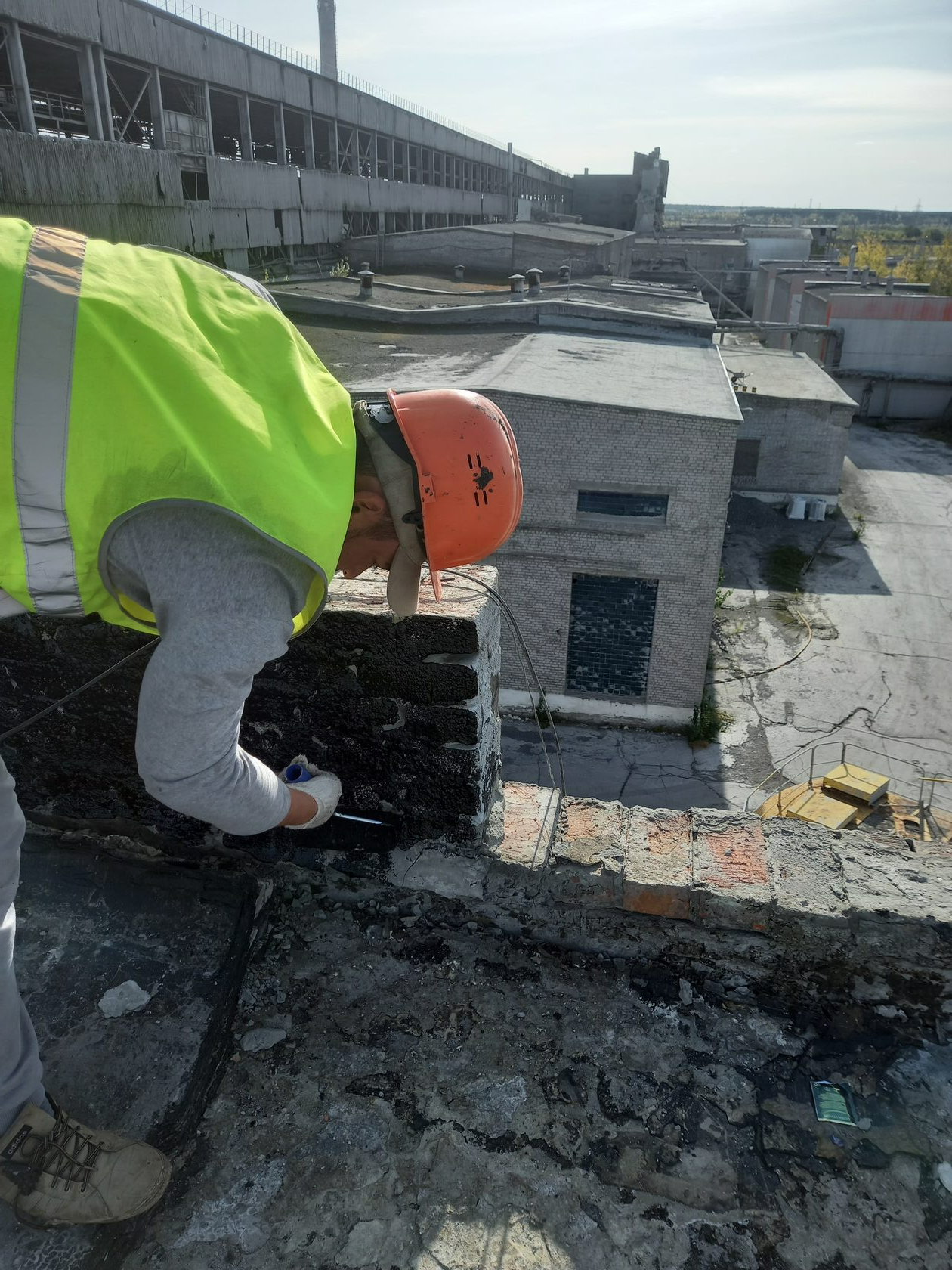 ремонт парапета кровли, нанесение праймера