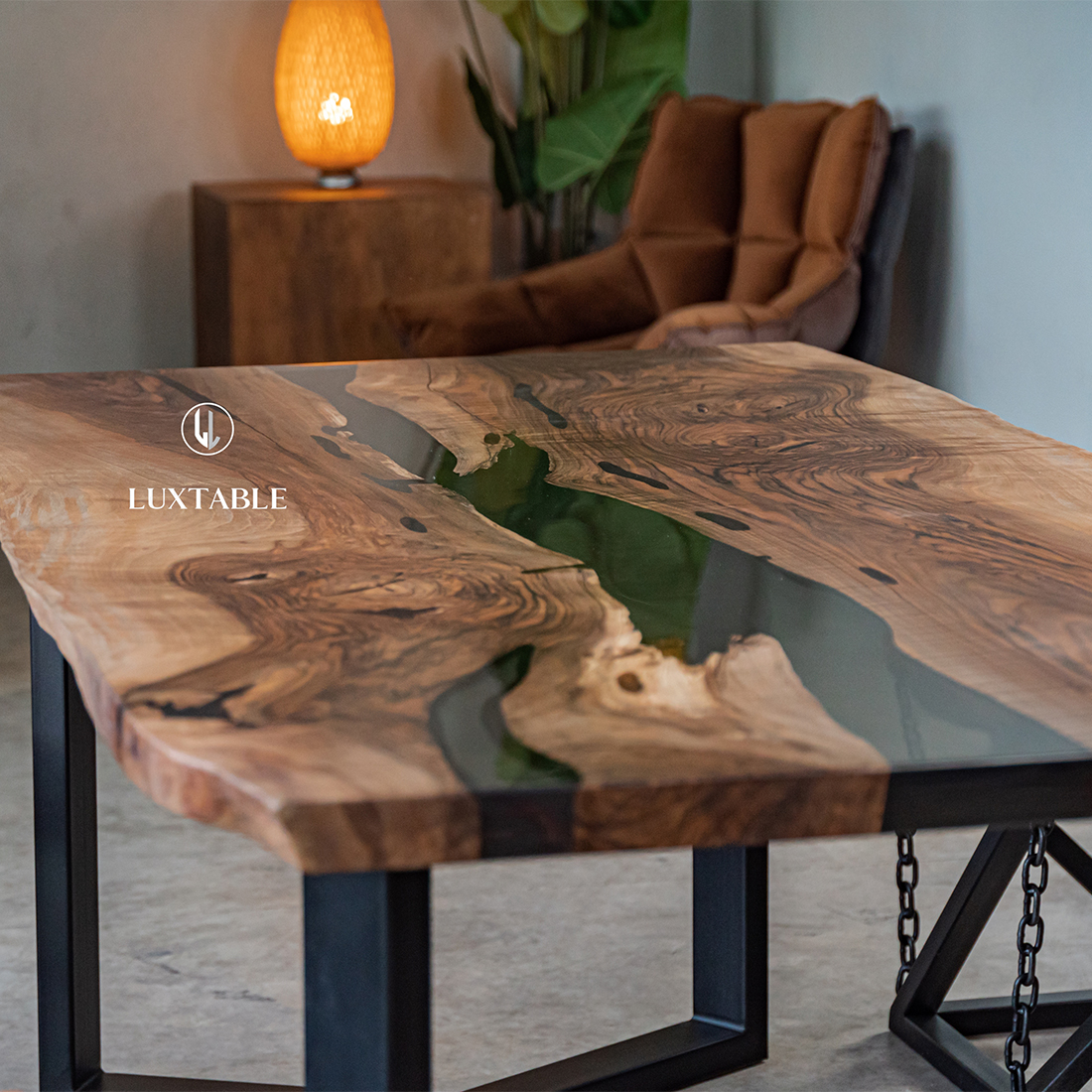 Epoxidharz Tische Alagoas aus europäischem Nussbaum und hellblauem Epoxidharz mit Metallic Effekt