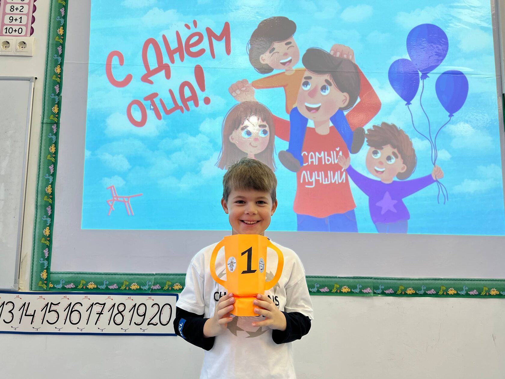 Дети RIS Nursery Zhukovka и Khamovniki поздравляют своих пап с Днём отца — дарят открытки, читают стихи и обнимают родителей.