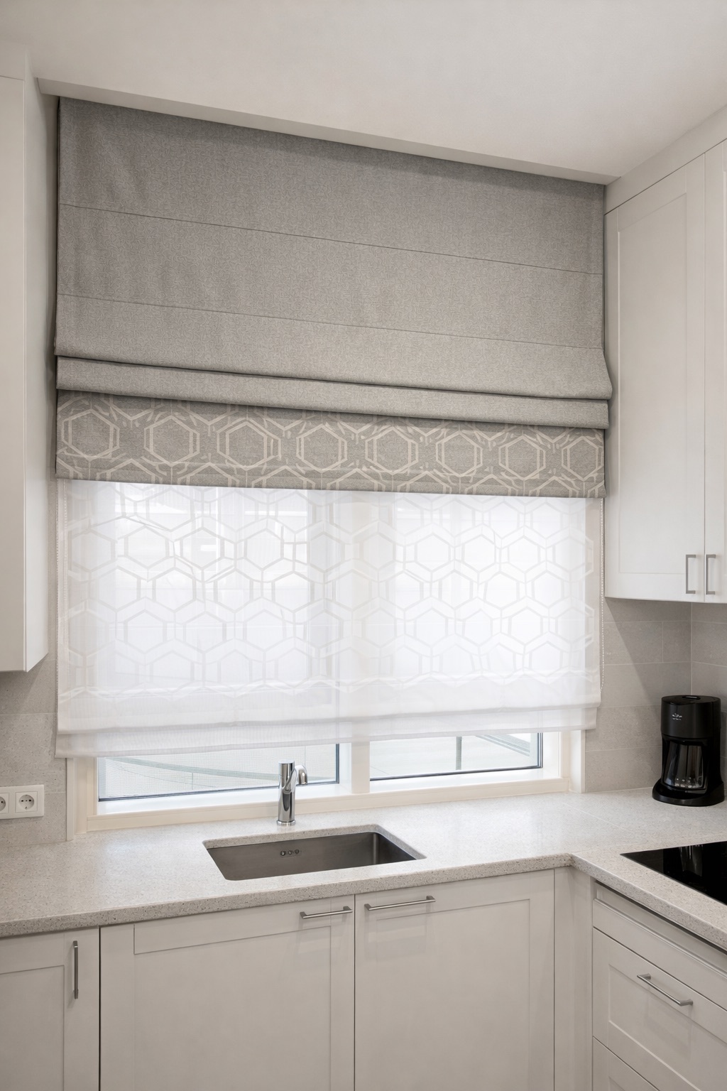 Двойная римская штора на кухне