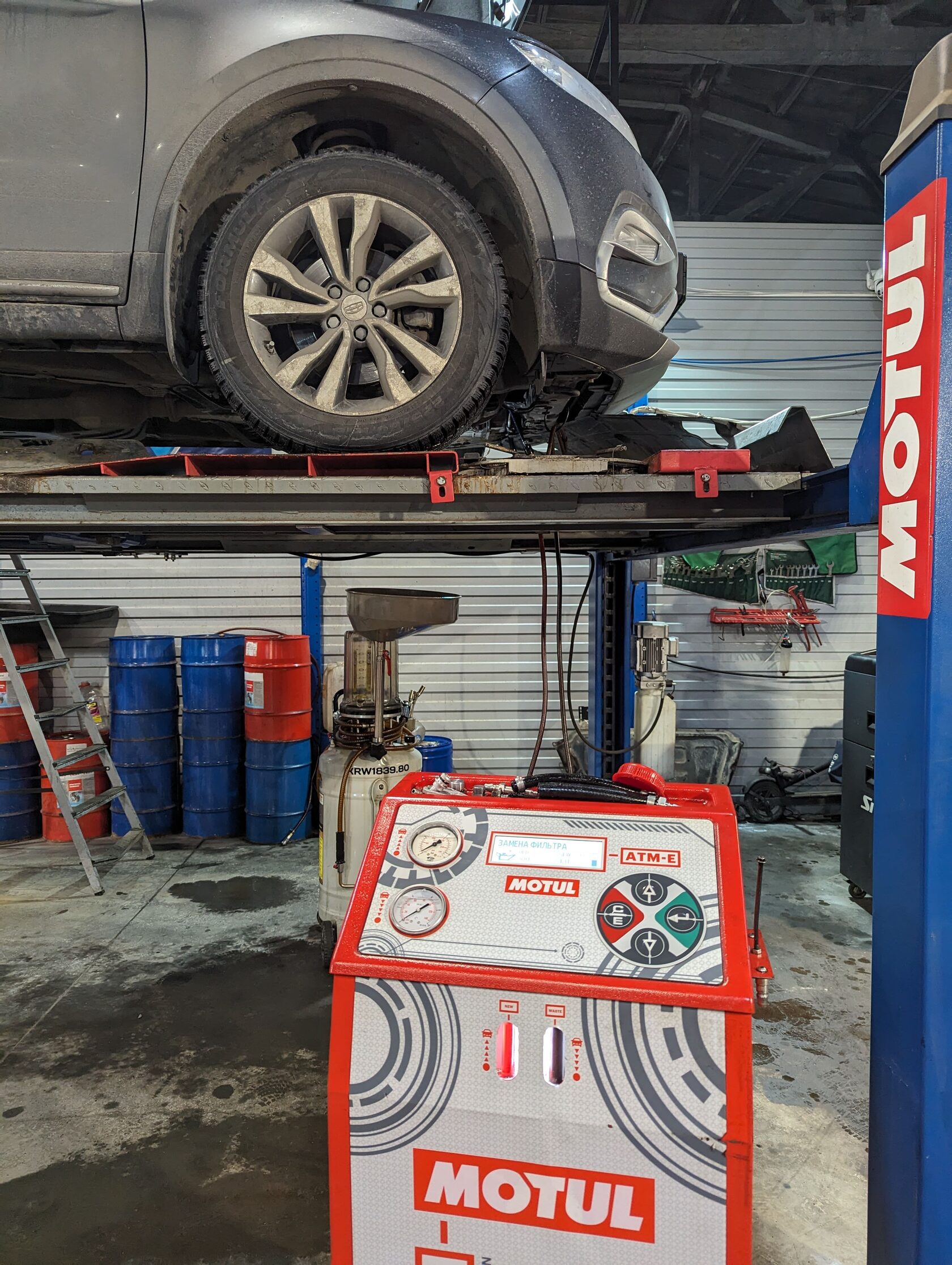 Процесс замещения масла Motul Evo