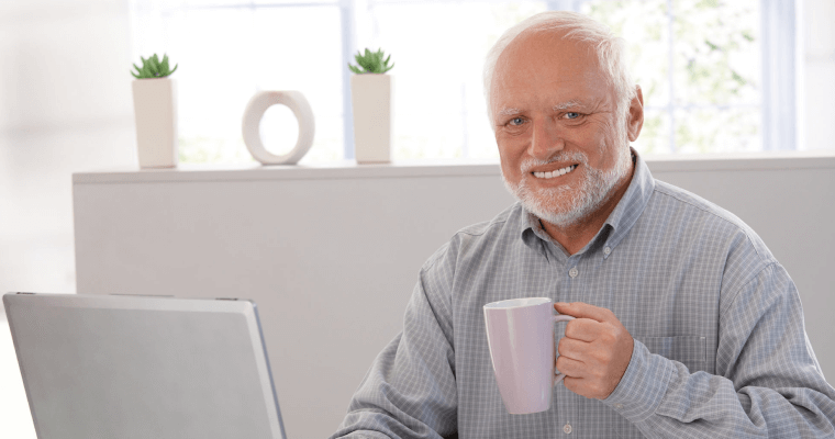 грустный дед Гарольд с кружкой