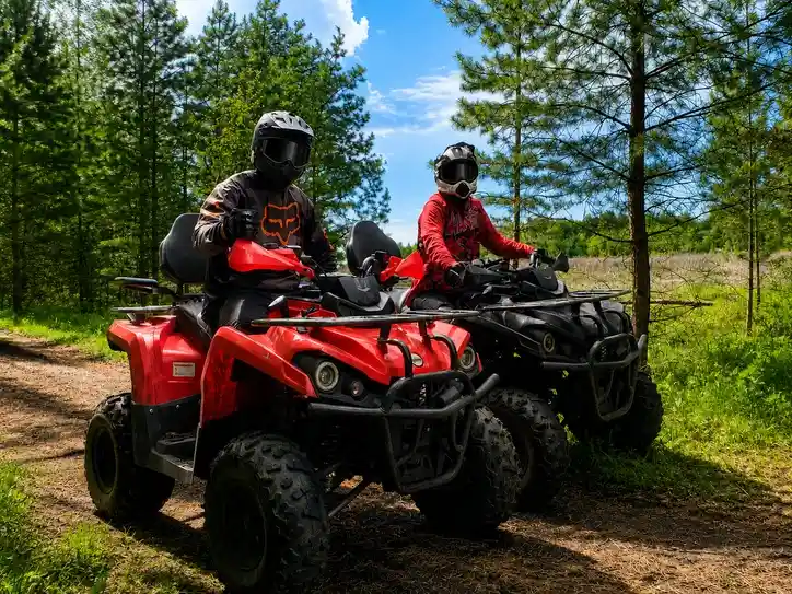 Человек на квадроцикле в прокате