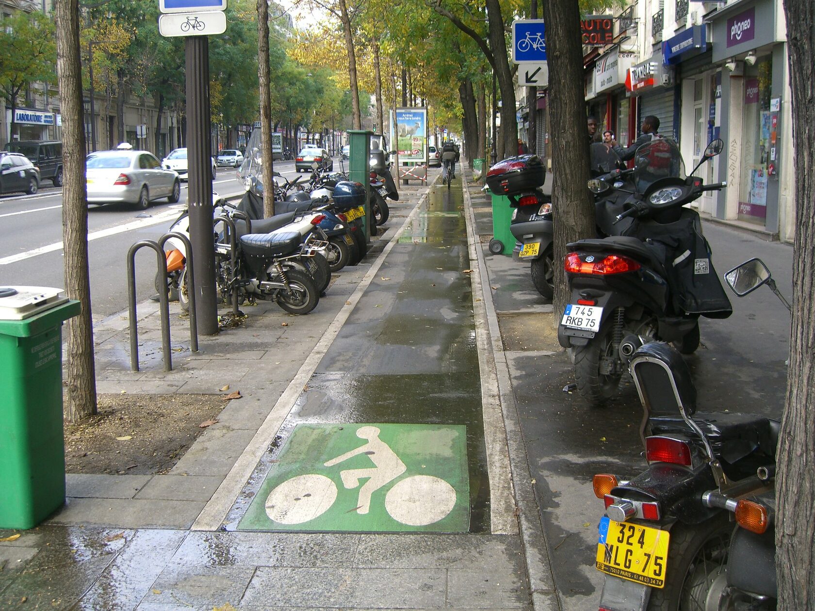 Можно ли парковать мотоцикл. Париж велодорожки. Велосипедные дорожки Париж. Парковка для мотоцикла. Парковка для мопедов.