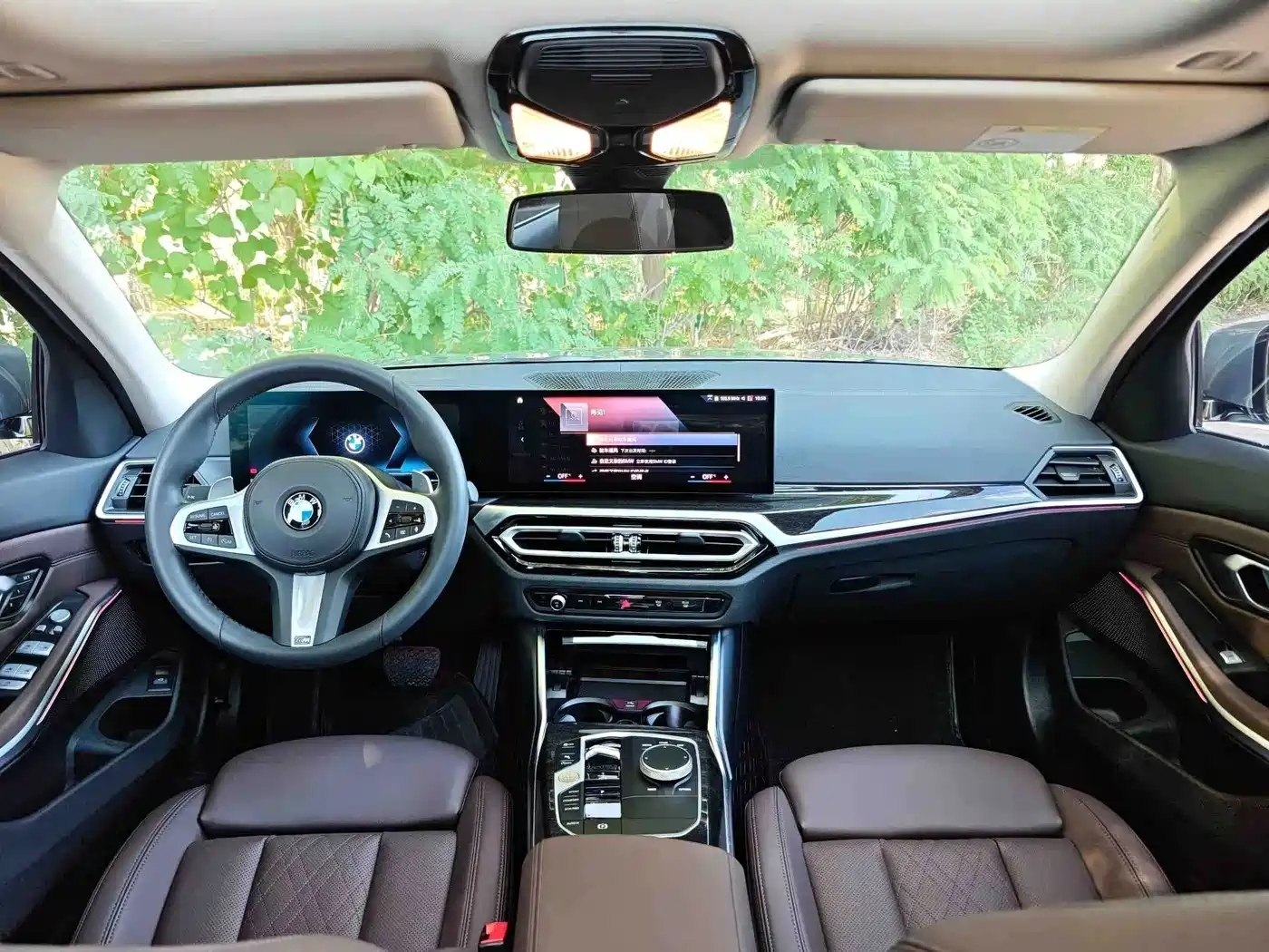 BMW 325Li G28 2023 M Sport Package — салон, передние сиденья, руль и широкий дисплей