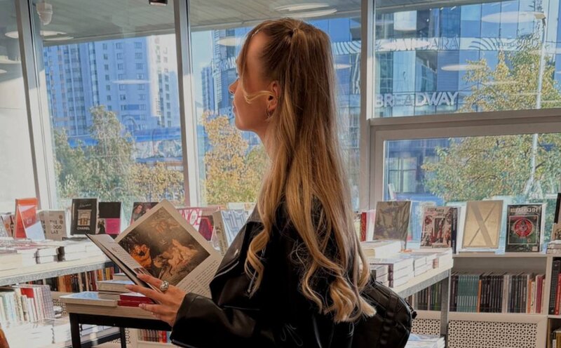 Анна в книжном магазине