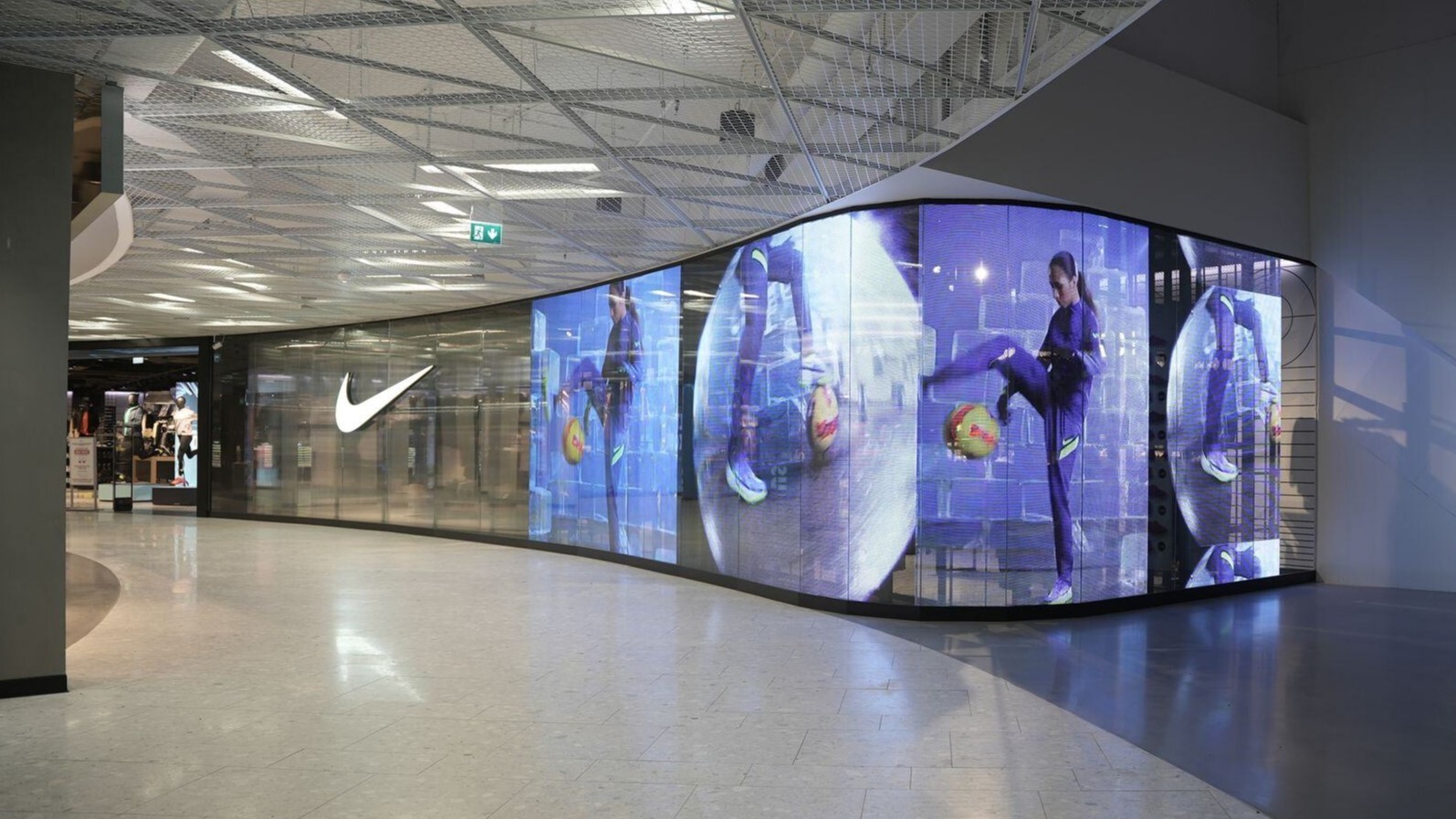 гибкий экран для рекламы на стеклянной поверхности офиса