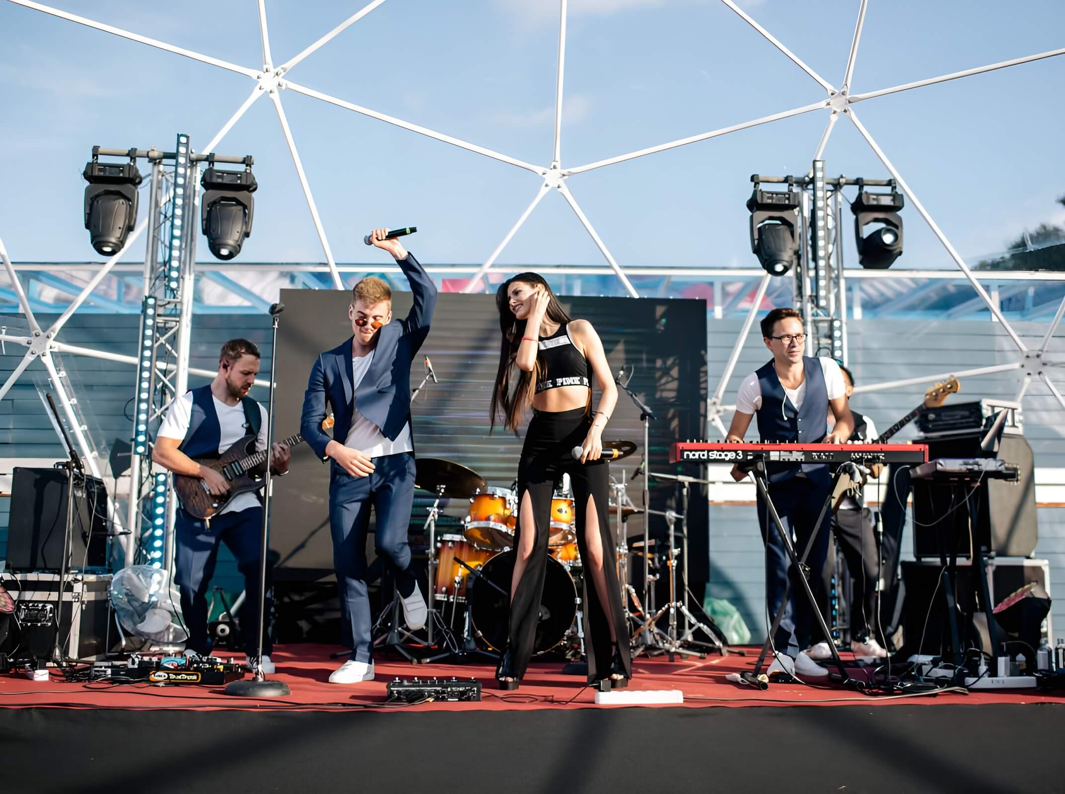 Музыкальный коллектив. Музыкальный коллектив. Картинки для музыкальной группы. Стерео люди кавер группа. Музыкальный коллектив.