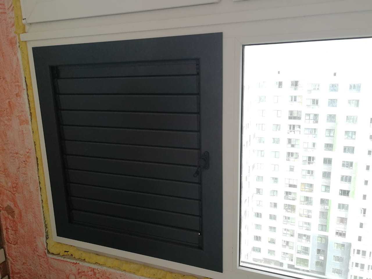 Вентиляционная решетка на балкон с регулировкой жалюзи и герметичным закрытием. Обеспечивает вентиляцию на балконе и достаточное охлаждение внешнего блока кондиционера.