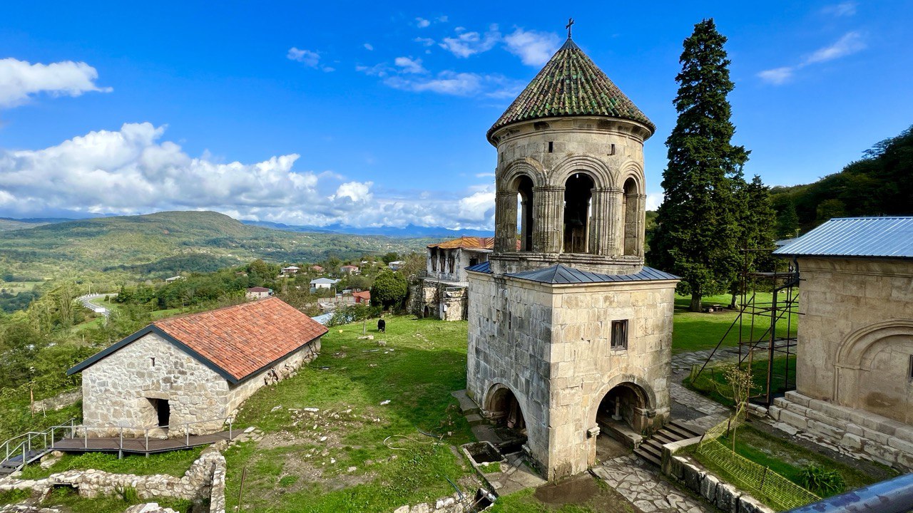 Поездка в грузию 2024. Гелатский монастырь Кутаиси. Имеретия Грузия. Кутаиси Колхида. Гелатский монастырь из Тбилиси.