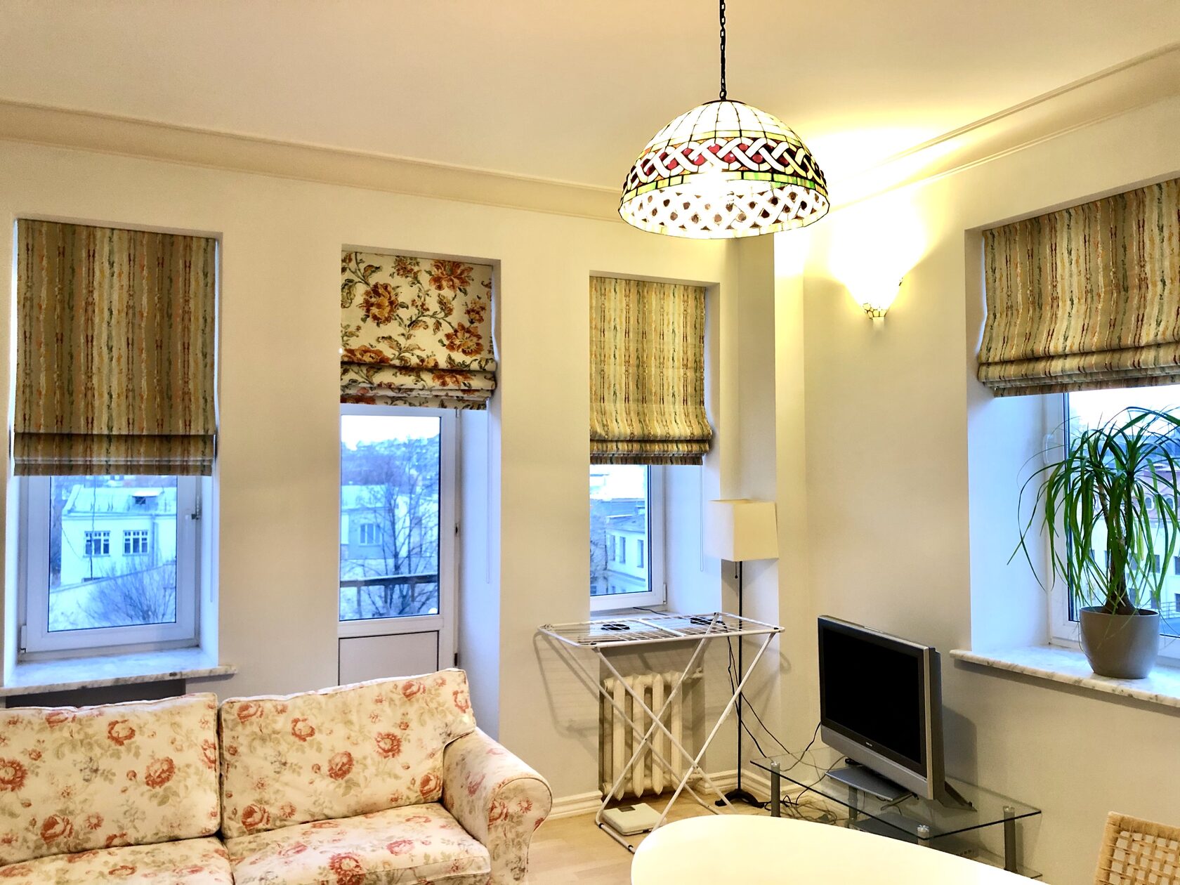 Шторы на кухню, аккуратная посадка