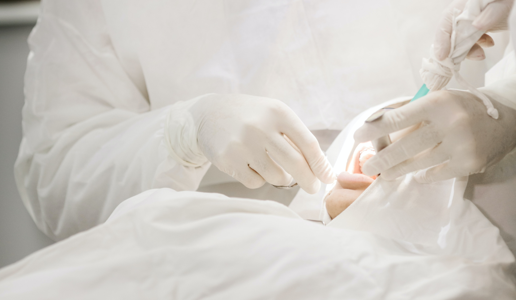 На картинке изображены хирург-стоматолог и пациент во время операции