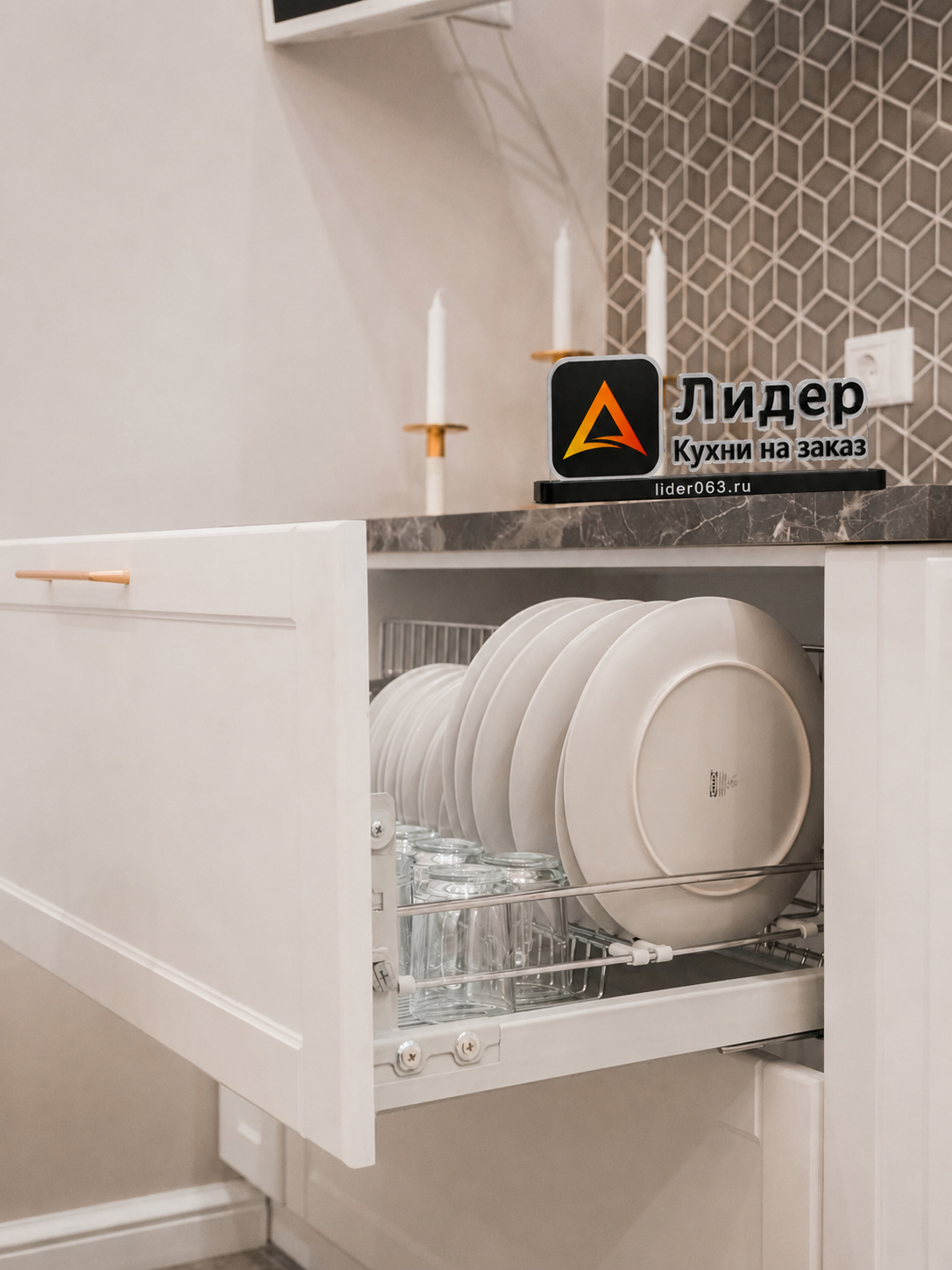 Кухня MADERA с фасадами ALDA AL-01 Агератум и столешницей ЛДСП 3060 Имперадор