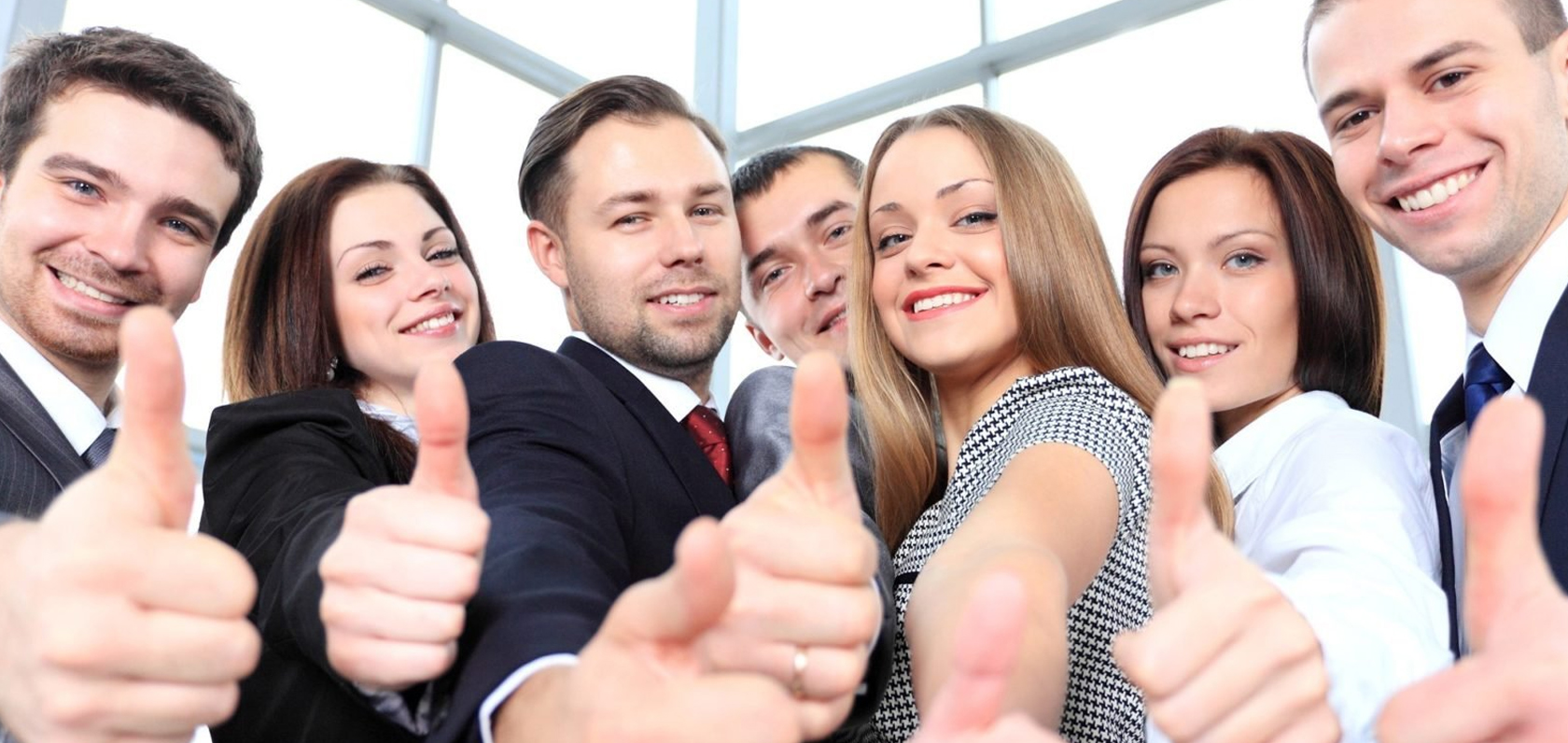 Человек показывает класс. Клиент. Улыбка в общении. Довольный клиент лозунг. Менеджер и клиент.