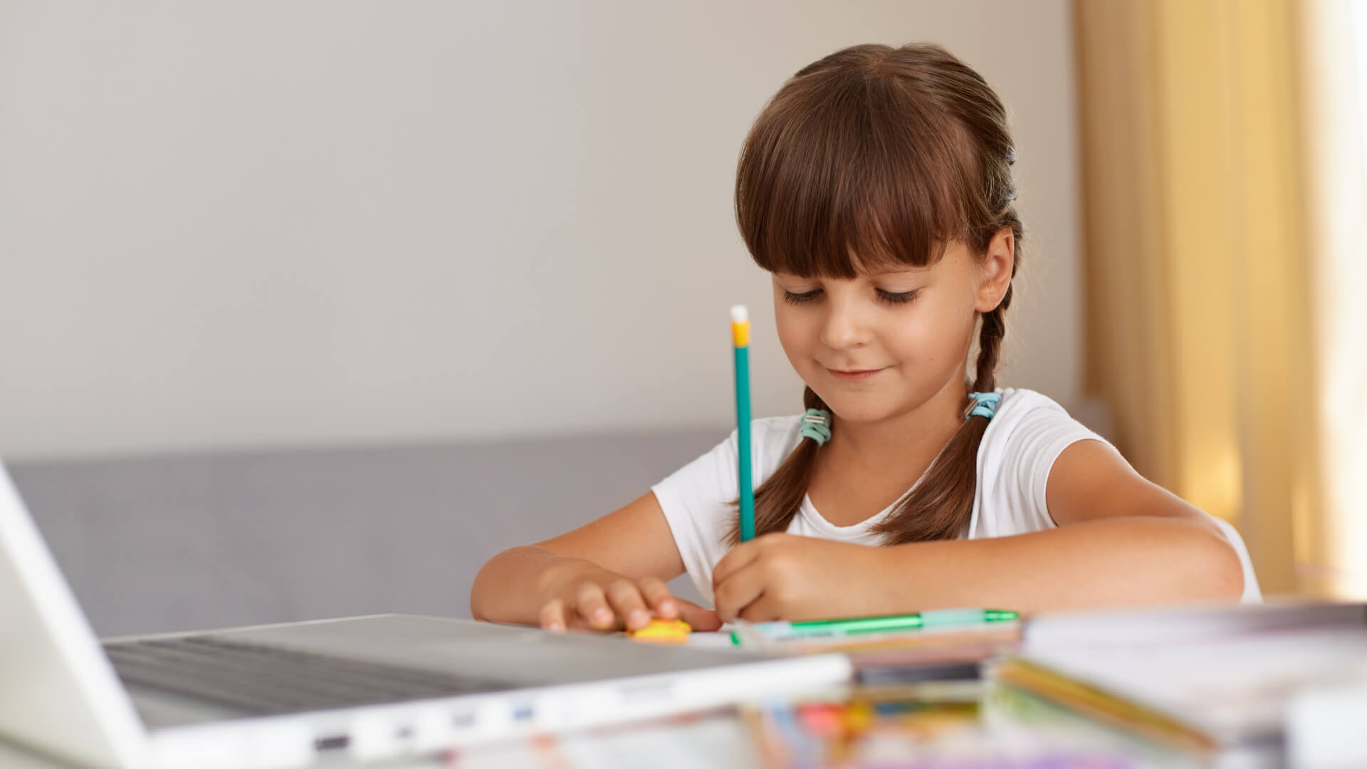 4 изучаем дома. Писать левой рукой. Ребенок пишет. Школьник пишет в тетради. Ребенок пишет за столом картинка.