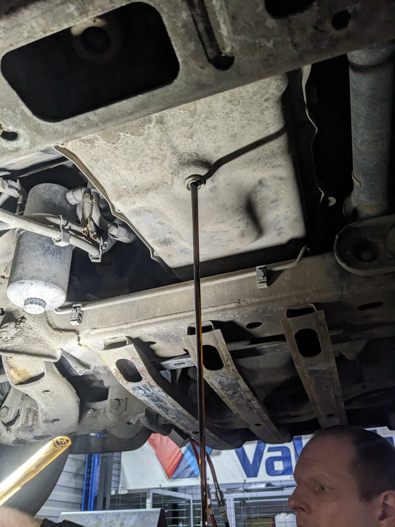 Слив старого масла из поддона