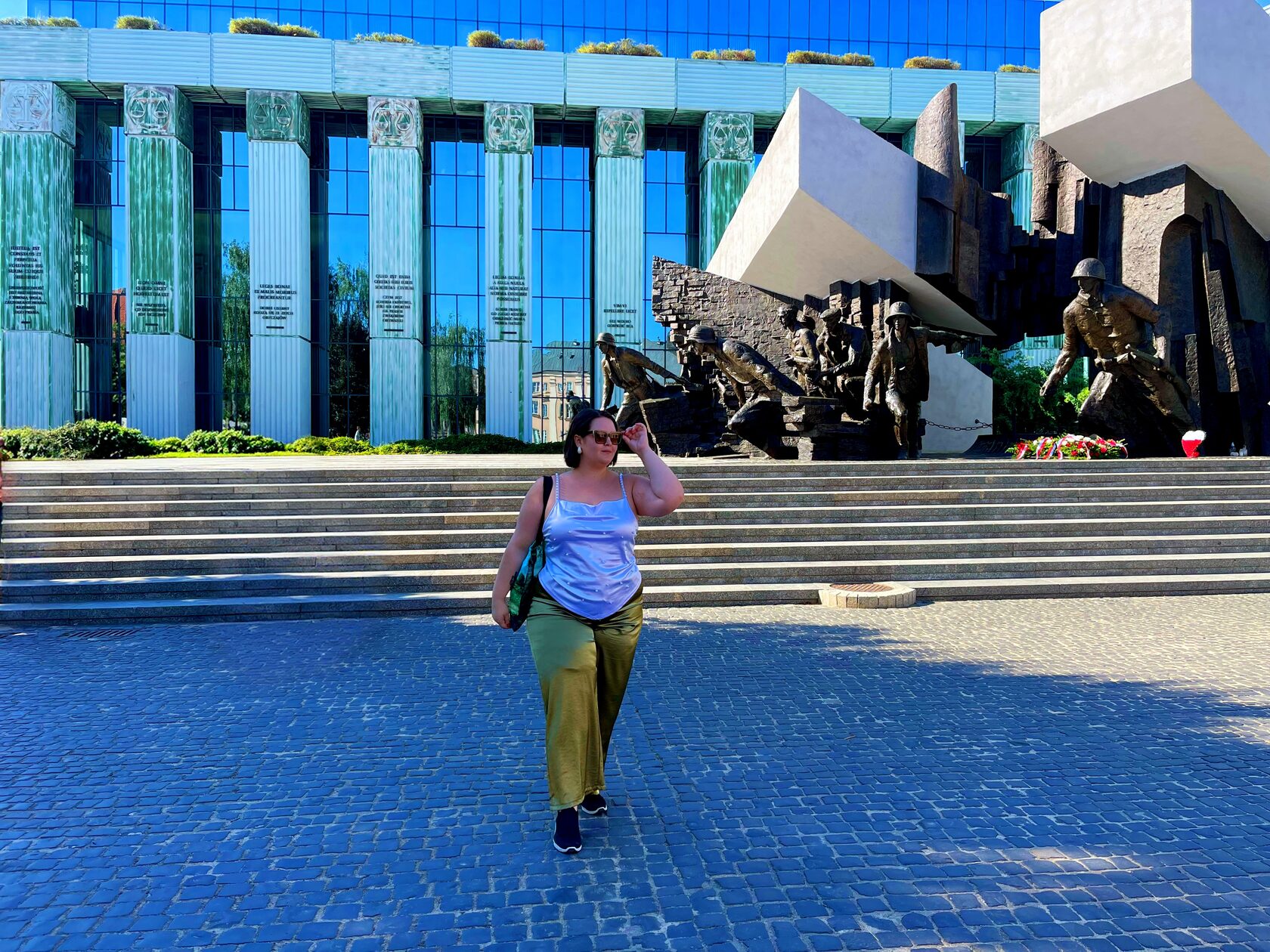 Рая Аламурова със снимка пред Warsaw Uprising Monument във Варшава по време на нейното пътуване