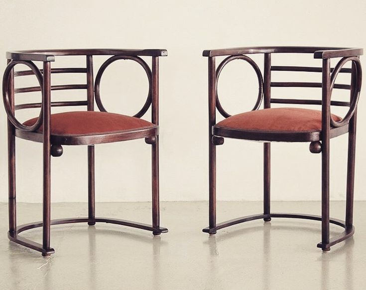 Стулья Fledermaus из орехового дерева (1908 г.р.) австрийского архитектора Йозефа Хоффмана