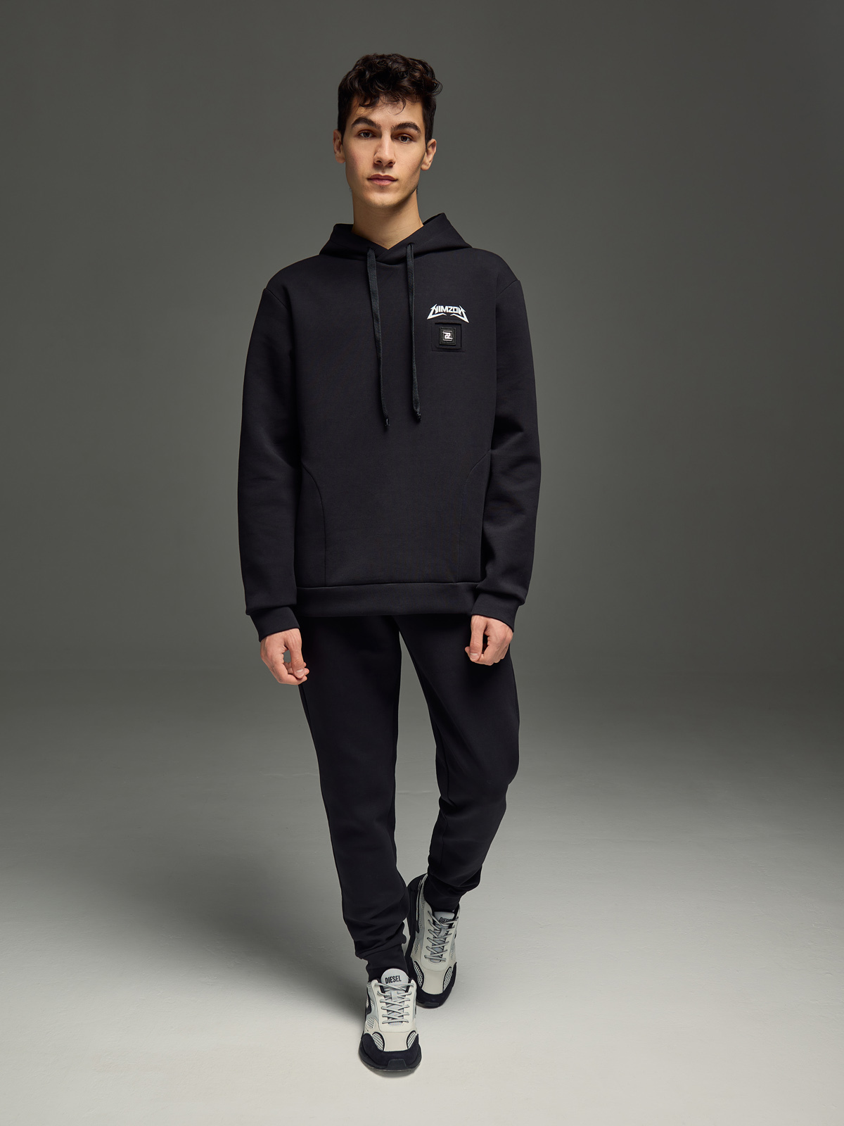 фото мужчины в спортивном костюме в полный рост