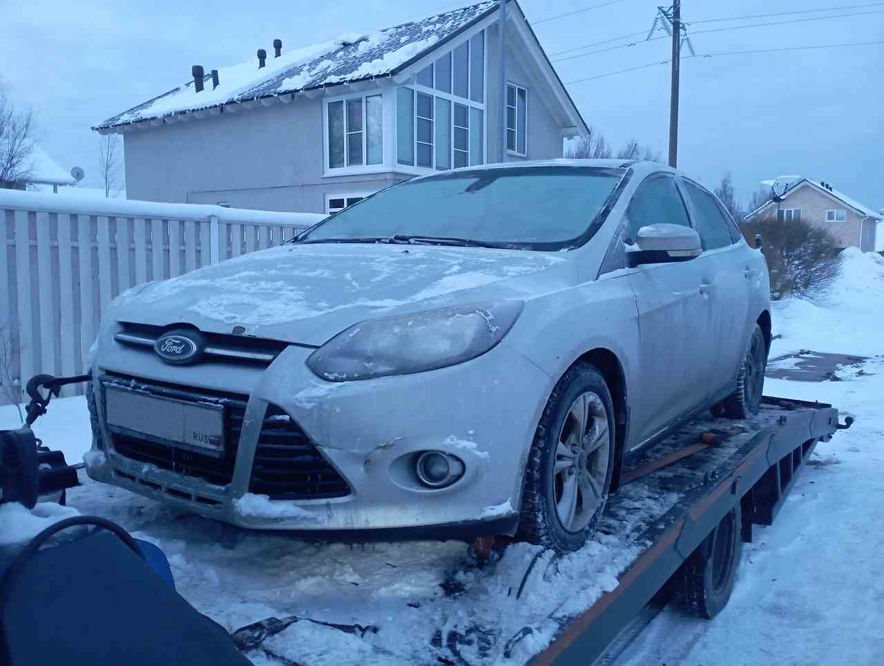Эвакуация автомобиля Ford Focus из деревни Углово Всеволожский район Ленинградской области.