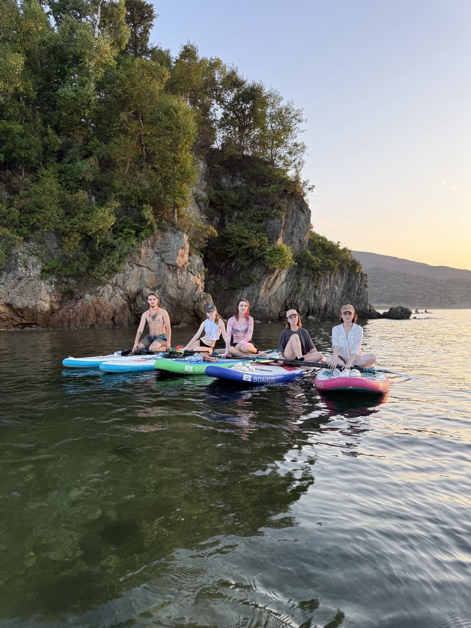 Девушка на SUP-доске у красного корабля «Вега» в бухте Труда, Владивосток. Бухта известна как место утилизации судов, часть из которых можно наблюдать с воды.