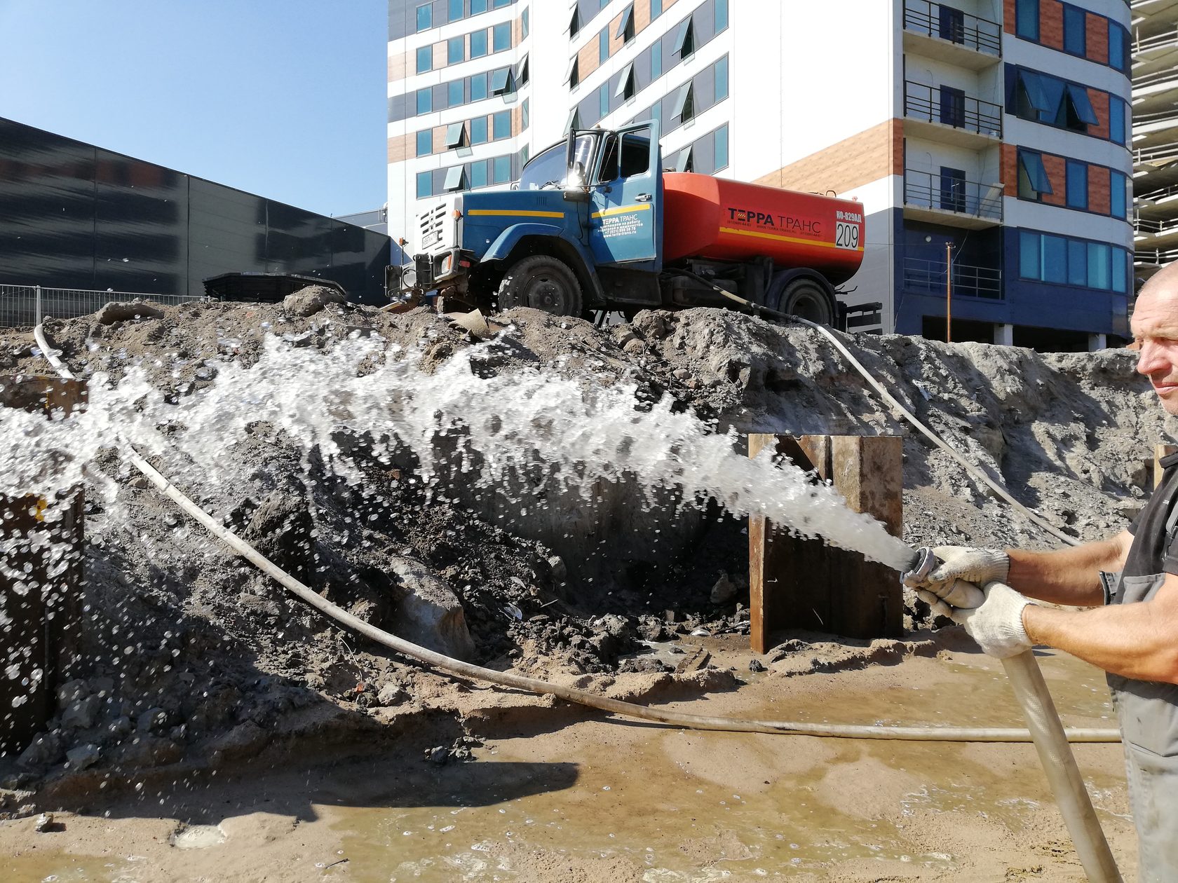 Аренда Водовоза с дорожной щеткой в Буграх, Парнасе, Новодевяткино, Мурино.  2022!