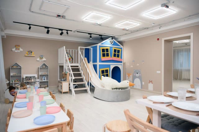 Детский игровой домик в игровой комнате