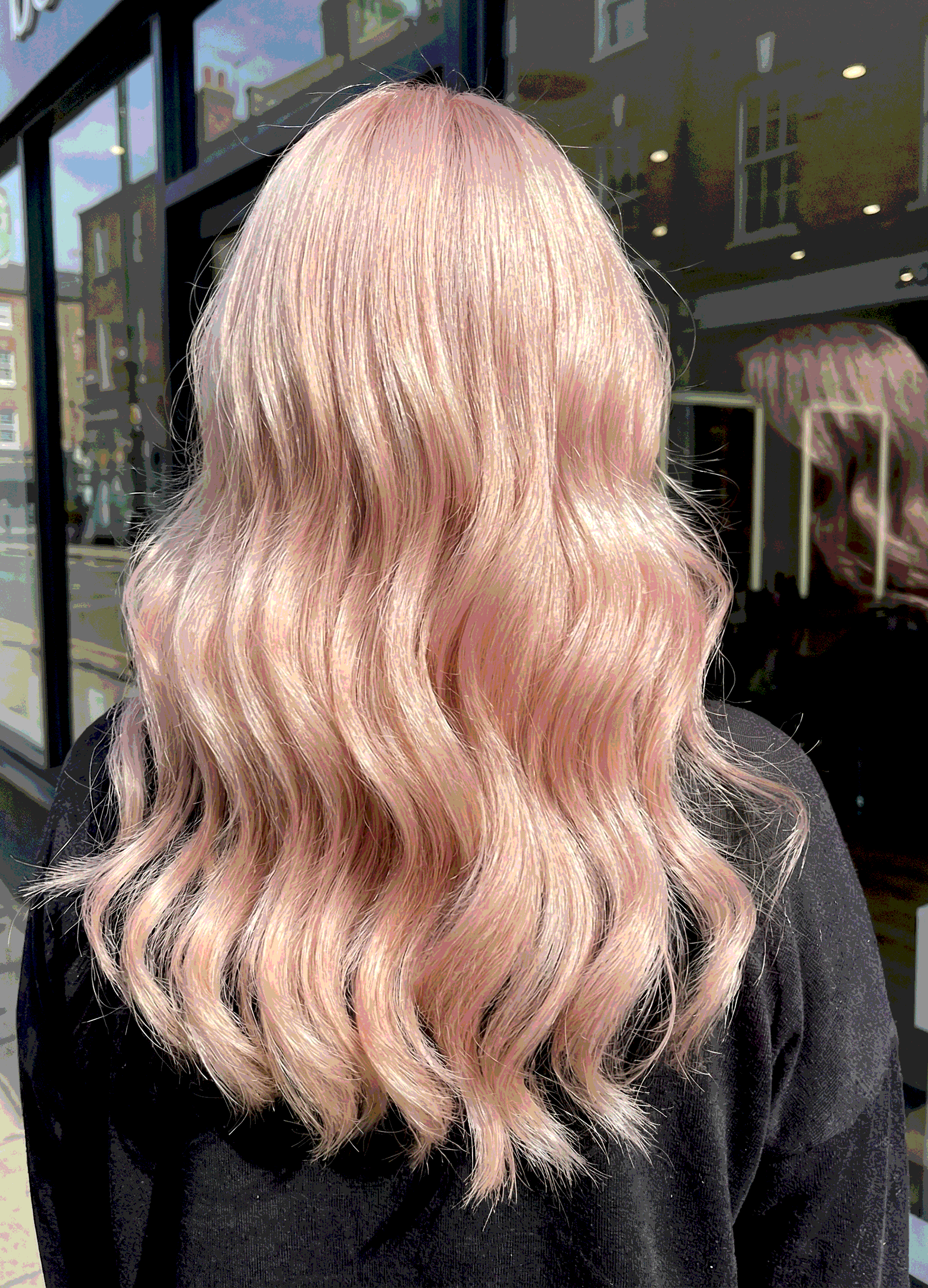 Мягкий розовый блонд на длинных волосах