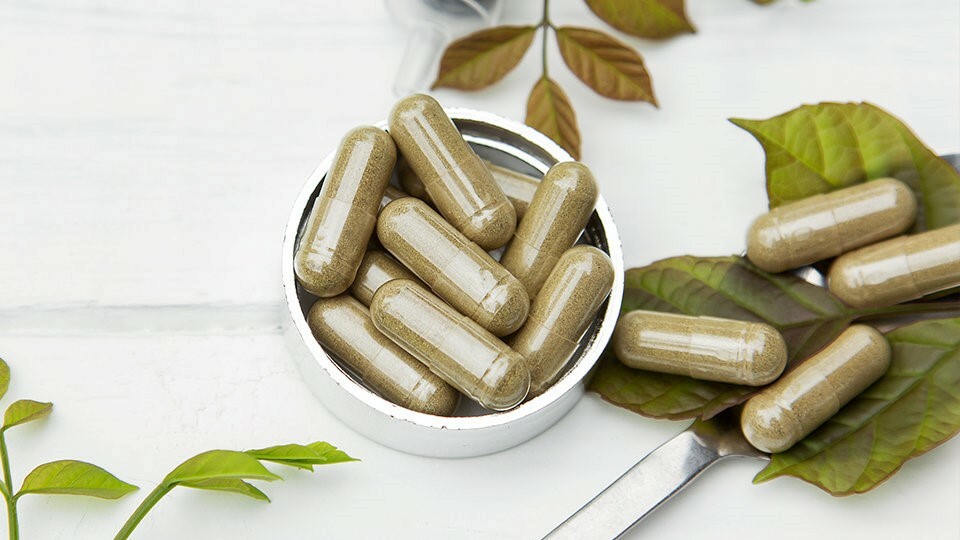 капсулы для бадов. природные растительные препараты. капсулы для бадов. капсулы бело зеленые. биологически активные препараты.