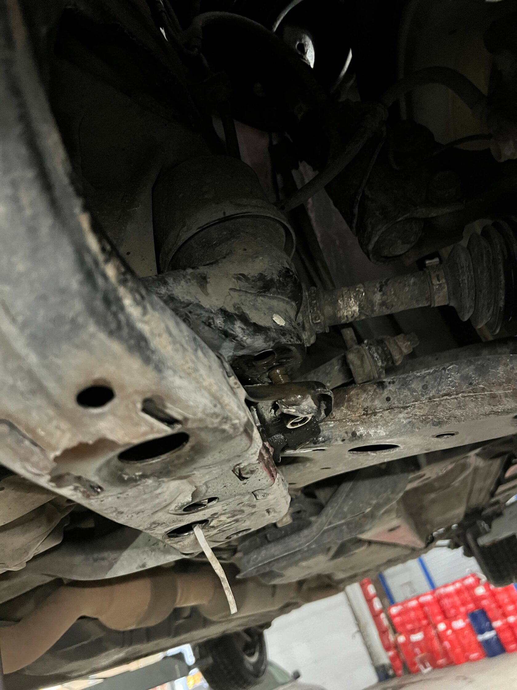 Доступ к болтам поддона