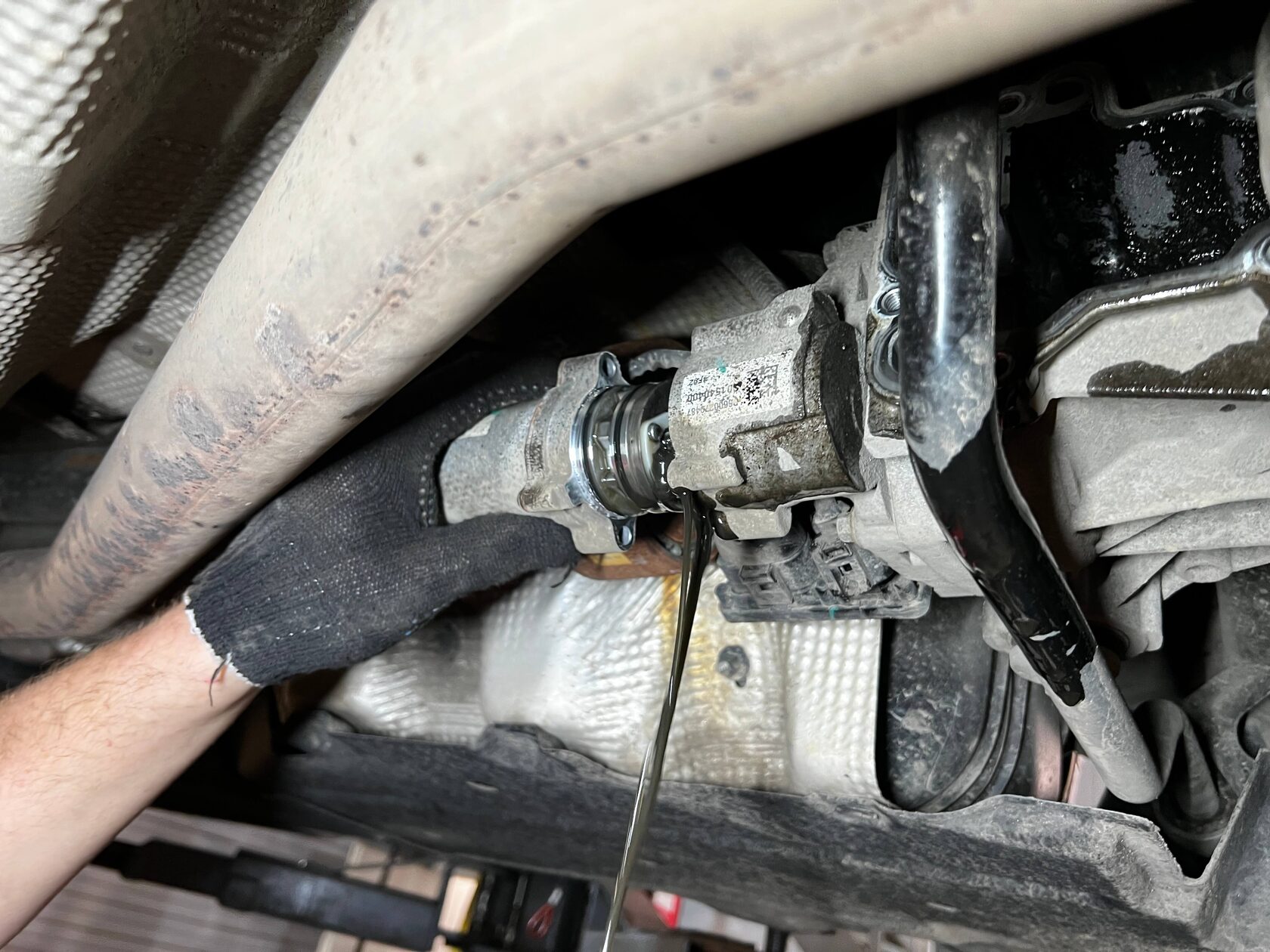 Достаем насос и сливаем масло с муфты Haldex