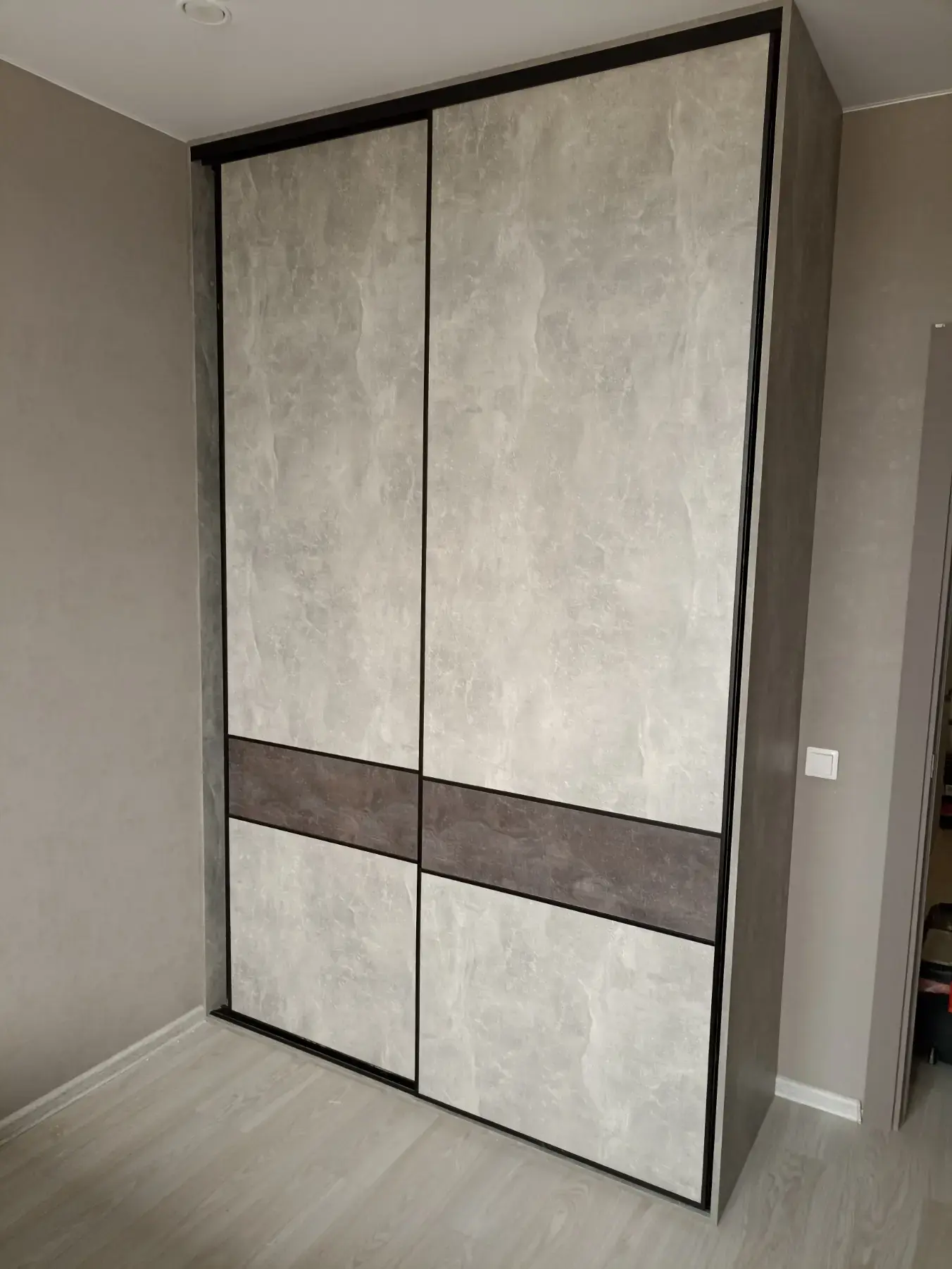 Шкаф-купе с комбинированными фасадами на заказ в Сургуте