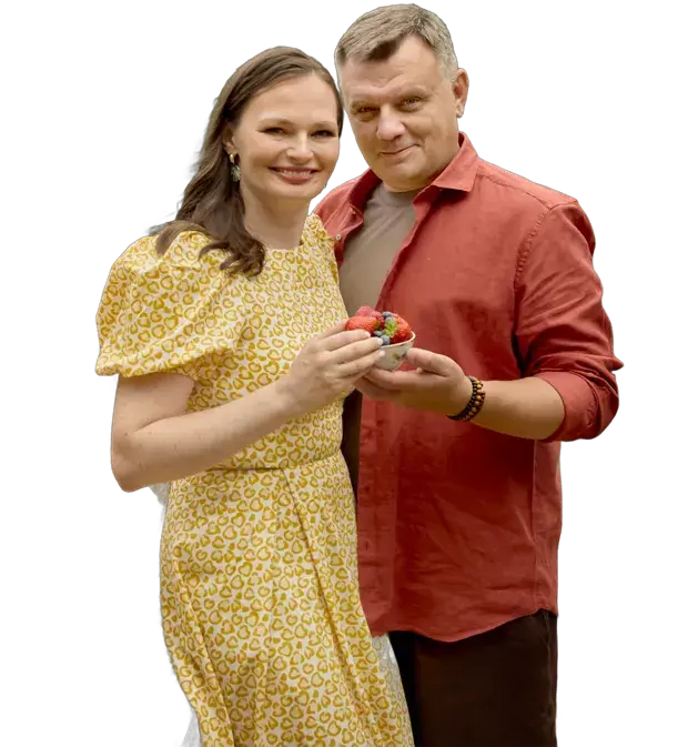 Юлия Петровна и Вячеслав Днепров с миской клубники