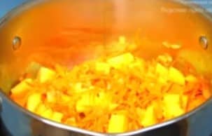 Приготовление супа-пюре из кабачков с плавленным сыром: шаг 6