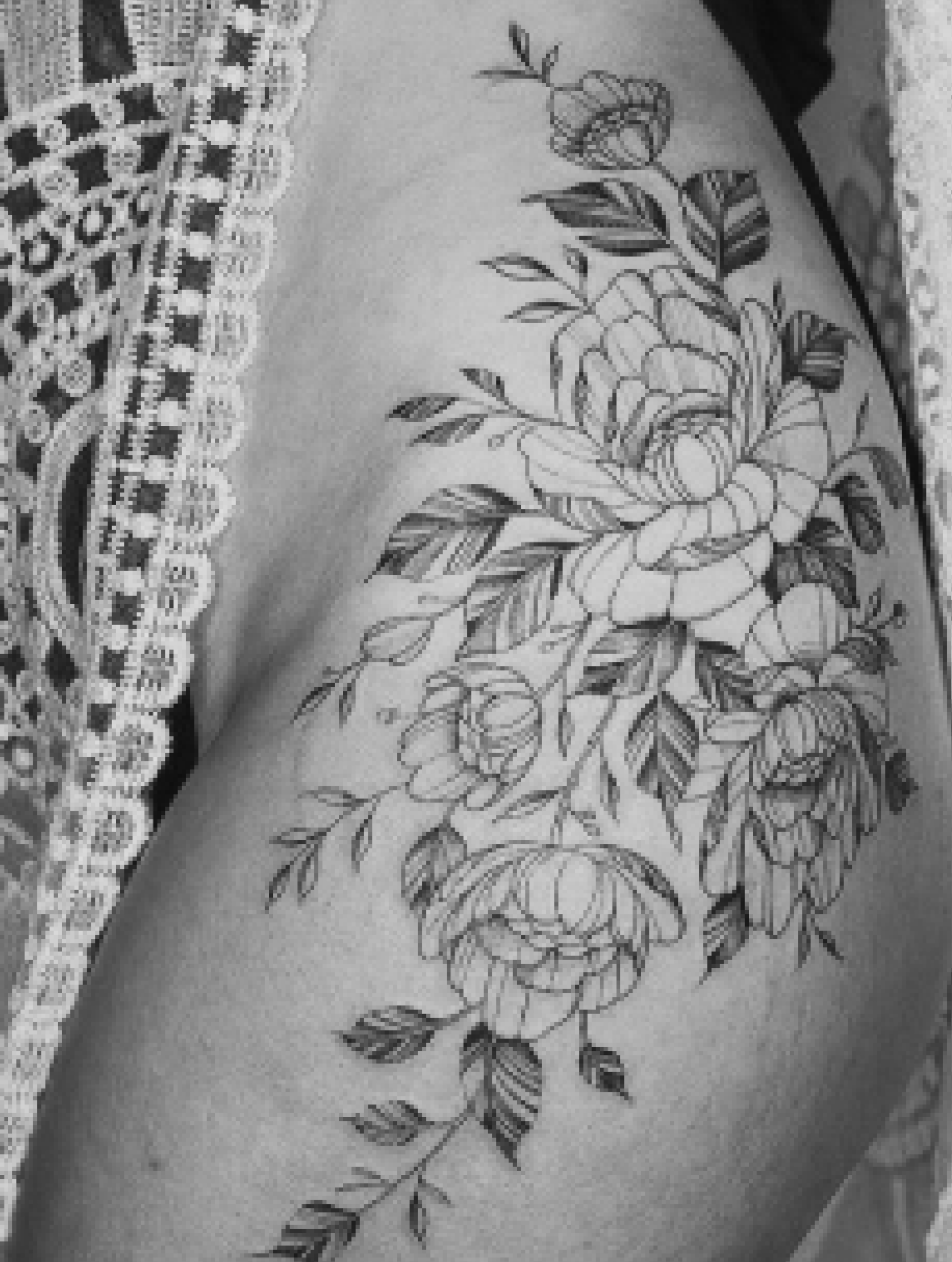 женское тату на бедре, цветы