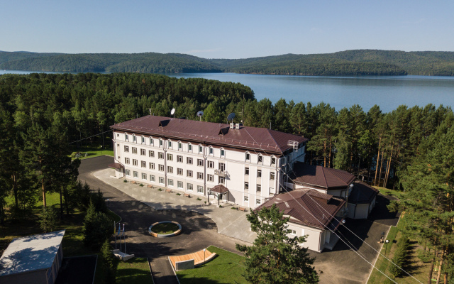 Как парк-отель Бурдугуз ускорил ответы, повысил продажи и автоматизировал гостевые запросы без увеличения штата