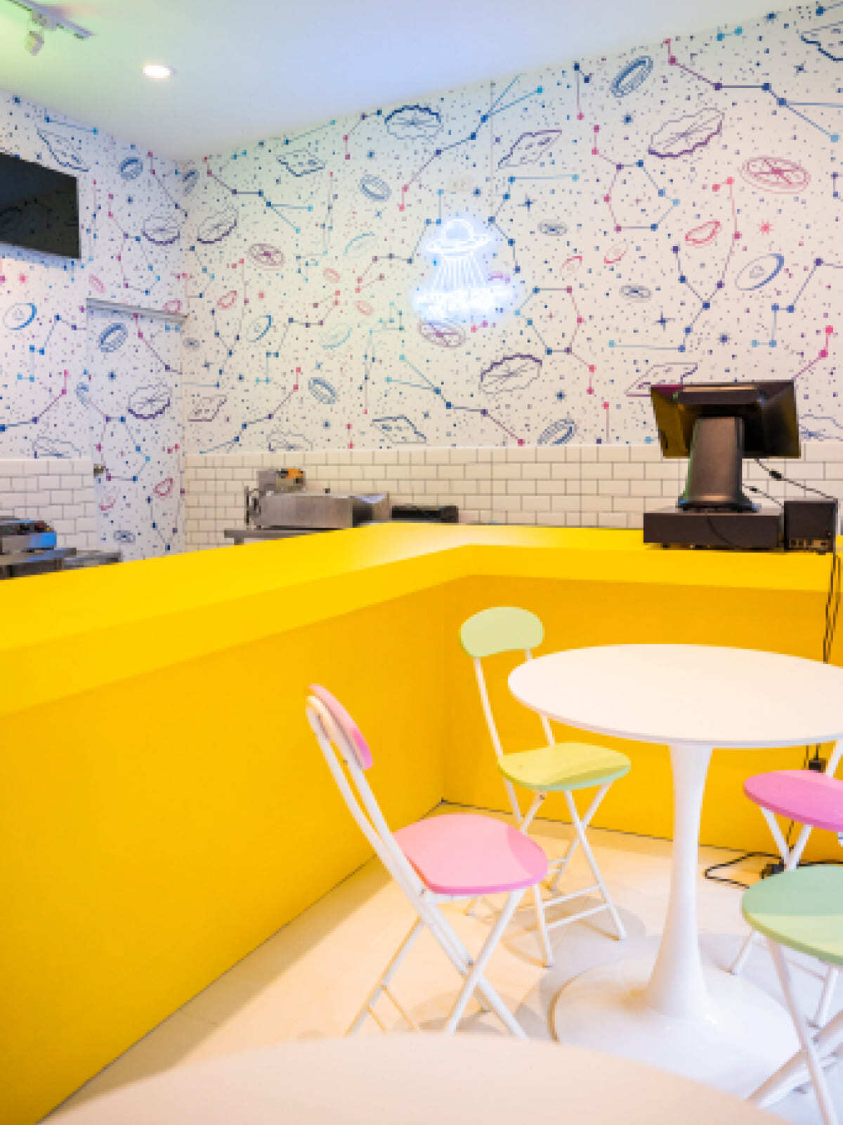 Брендинг для бургерной Astro Burger: логотип, фирменный стиль, упаковка, космическая стилистика