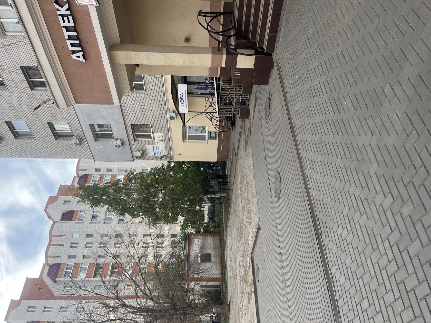 Вход в арку возле магазина рядом с центром