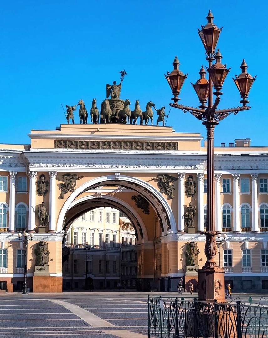 Колесница славы на арке главного штаба в петербурге. Триумфальная арка нарвские ворота в санкт-петербурге. Триумфальная арка генерального штаба санкт-петербург. Дворцовая площадь арка генерального штаба. Арка главного штаба.