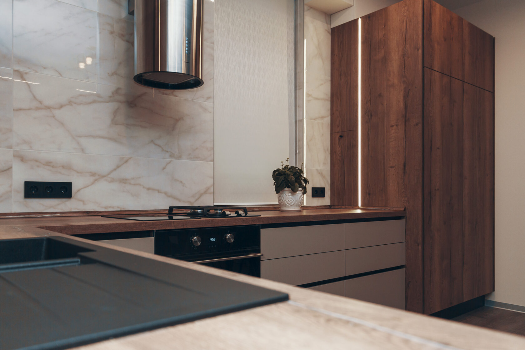 Кухня на заказ с древесной столешницей в современном стиле