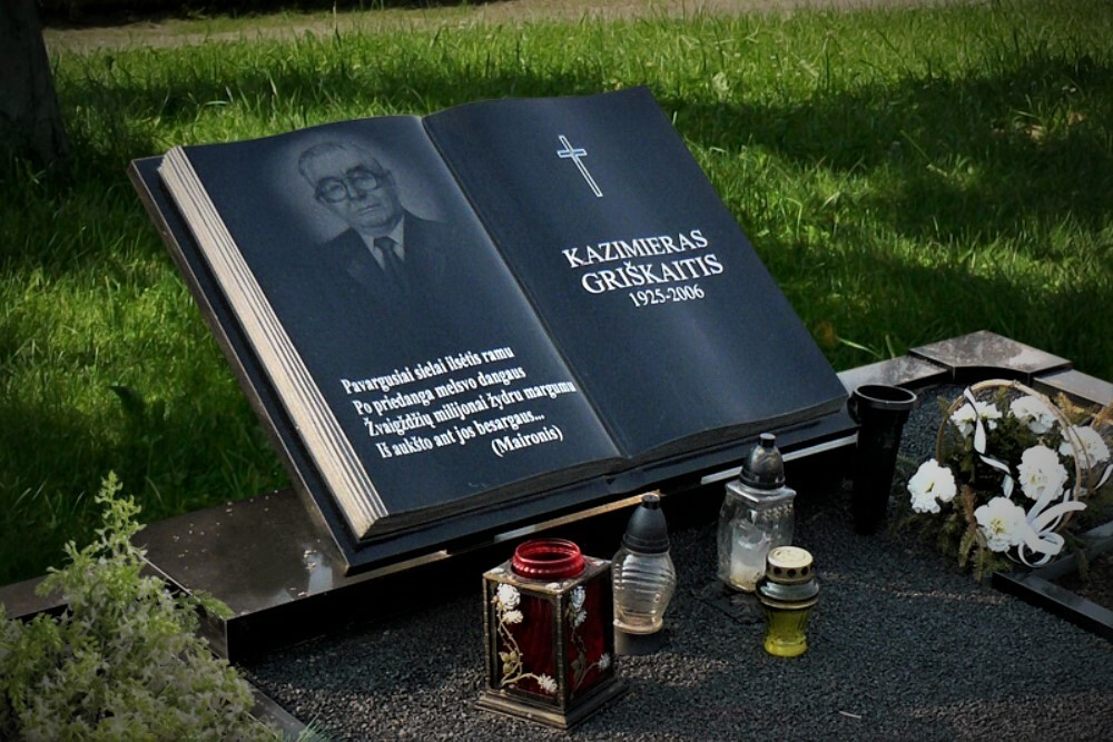Памятник в виде книги на могилу фото