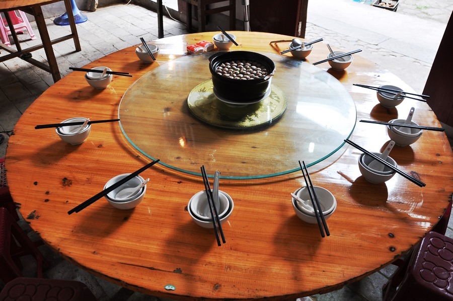 Мы едим простую деревенскую пищу. Через 5 минут этот стол будет заставлен тарелками, и тут будут сидеть 11 голодных лаоваев! )