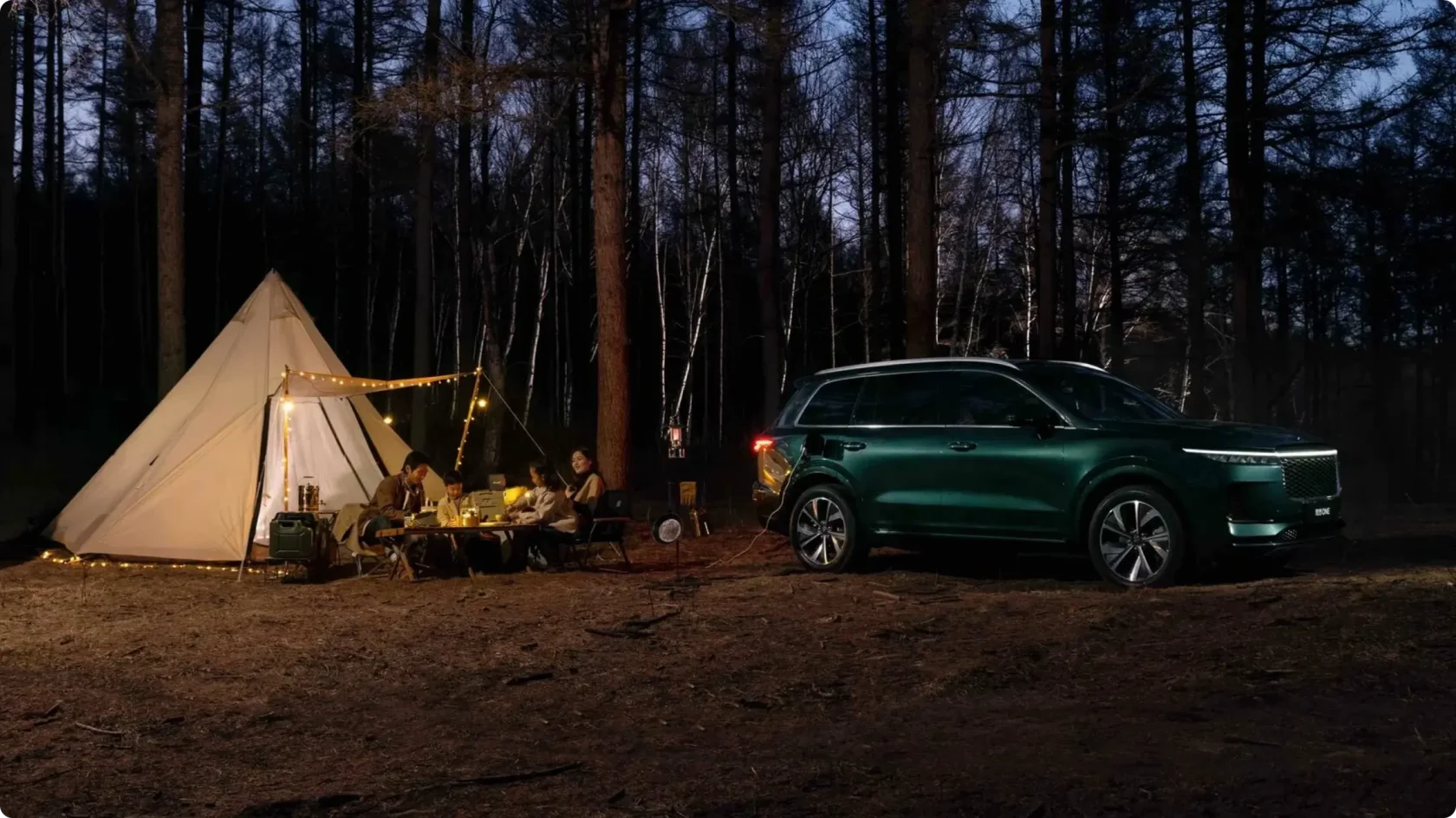 Семейный кемпинг в ночном лесу с Li Auto в темно-зеленом цвете, автомобиль используется как источник энергии для освещения палатки и приготовления пищи.