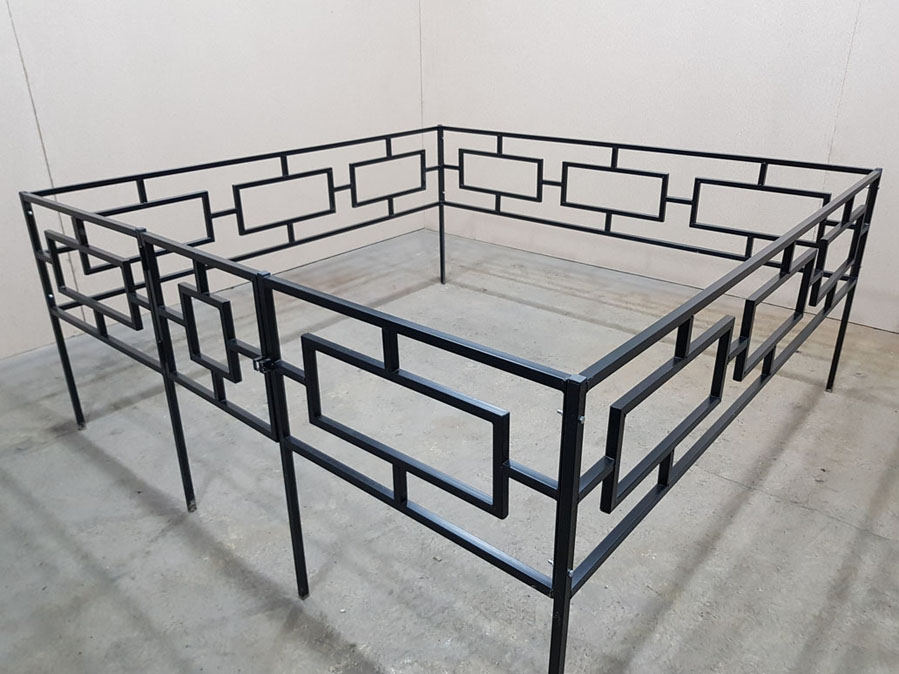 оградка из профильной трубы на могилу