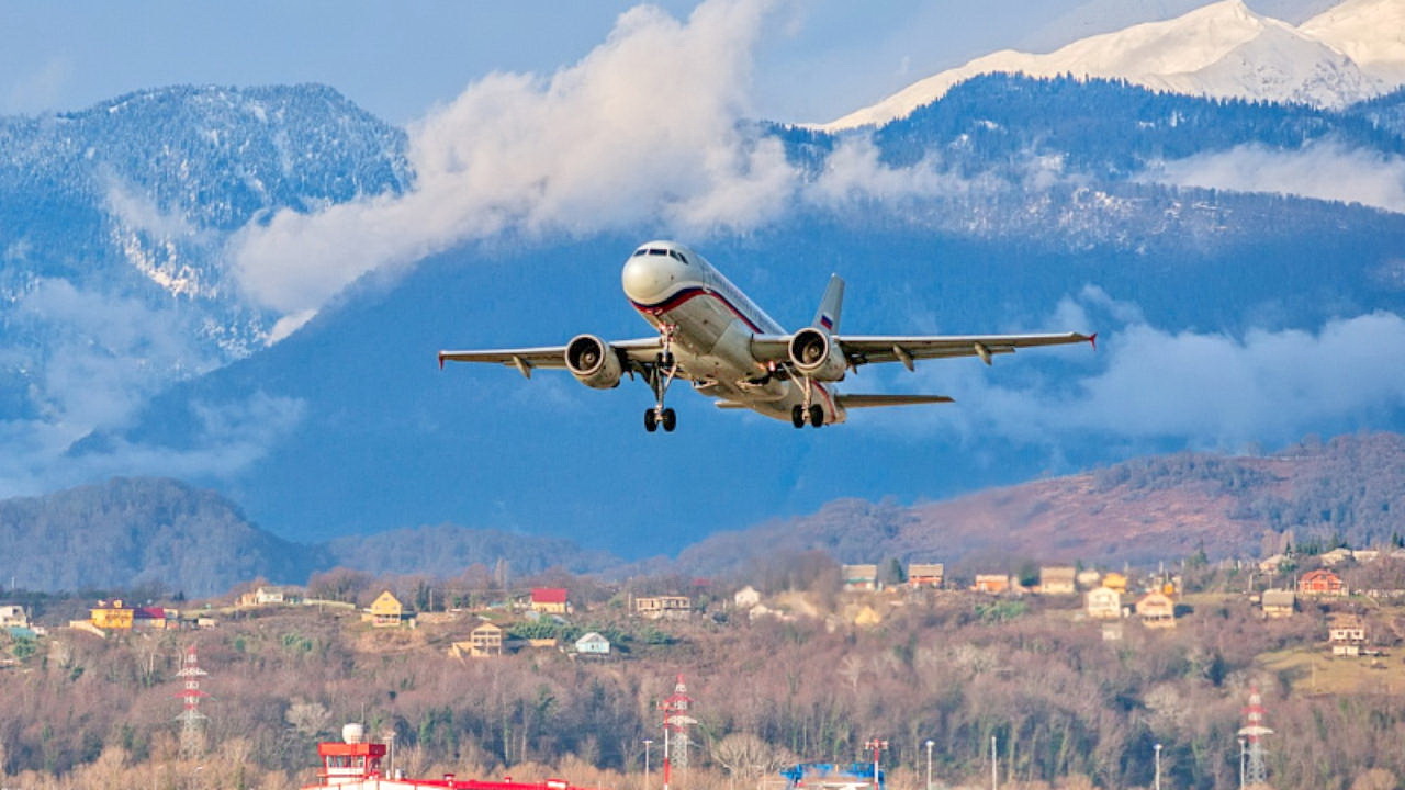 Фото самолёт на фоне гор в Сочи аэропорт