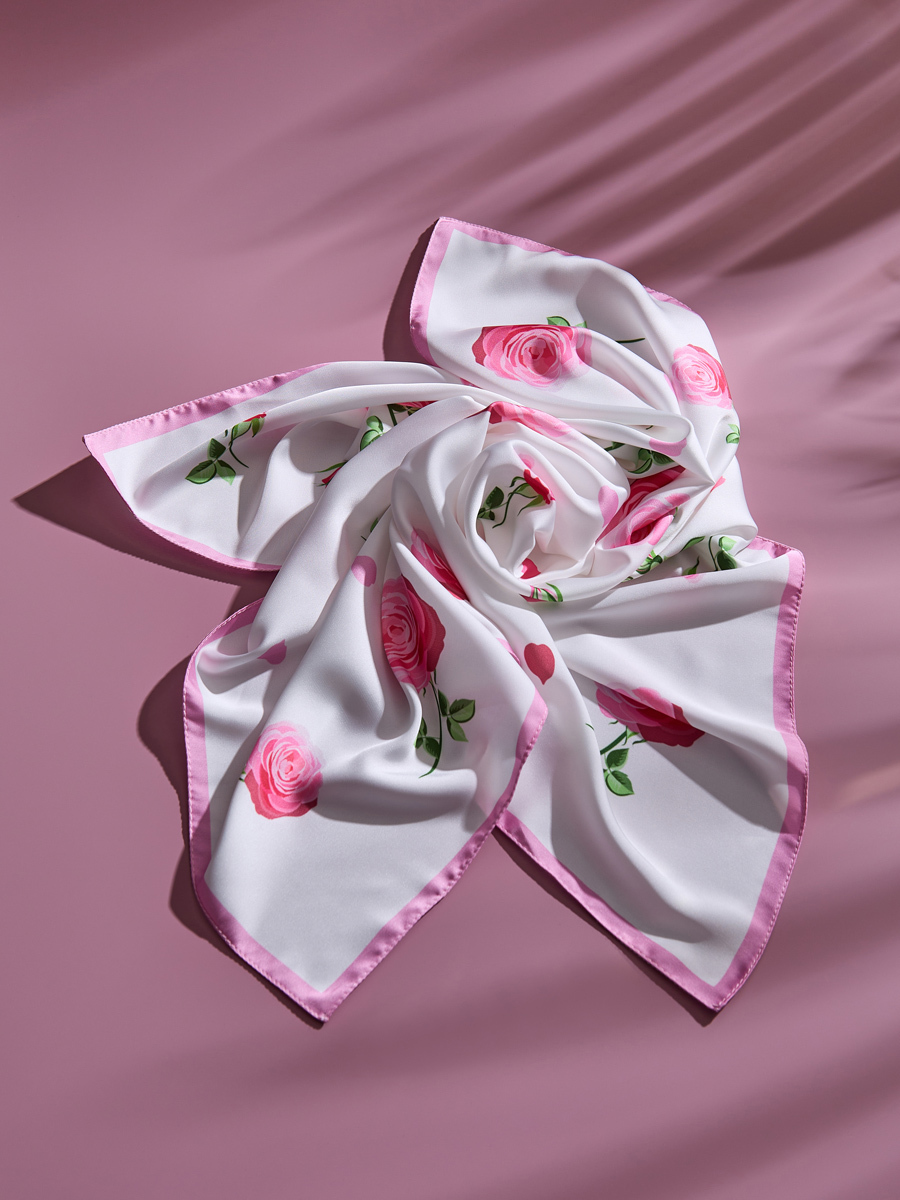 скрученный платок на розовом фоне 